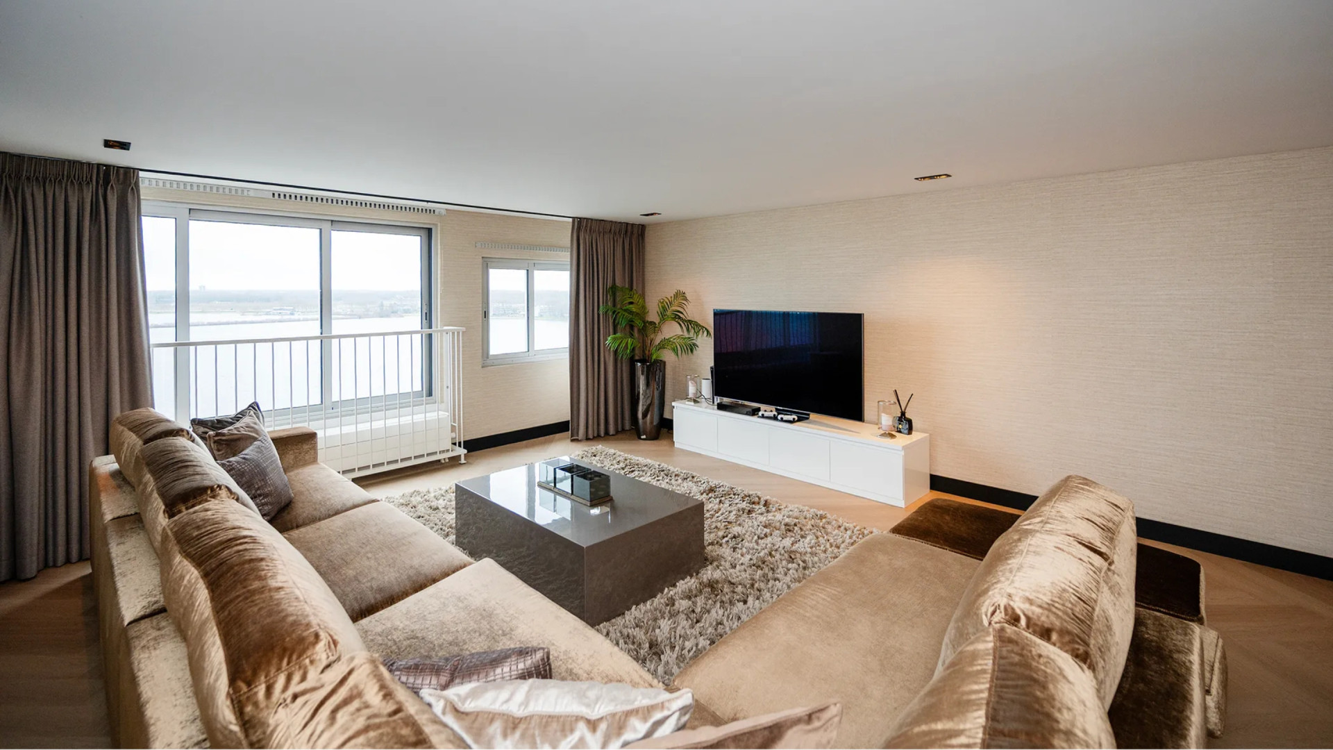 Voetbalmiljonair Steven Bergwijn zet zijn maisonnette in Almere te koop. Zie foto’s 4