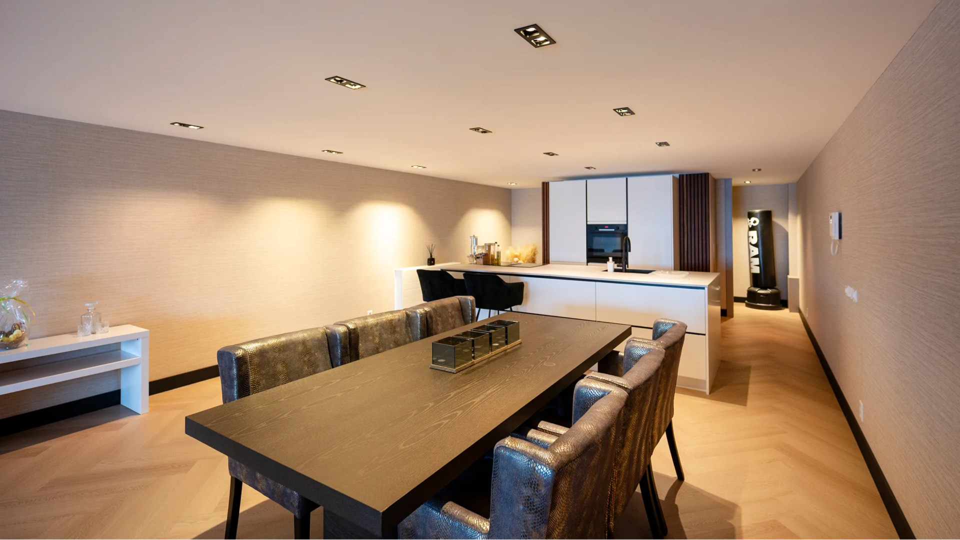 Voetbalmiljonair Steven Bergwijn zet zijn maisonnette in Almere te koop. Zie foto’s 5