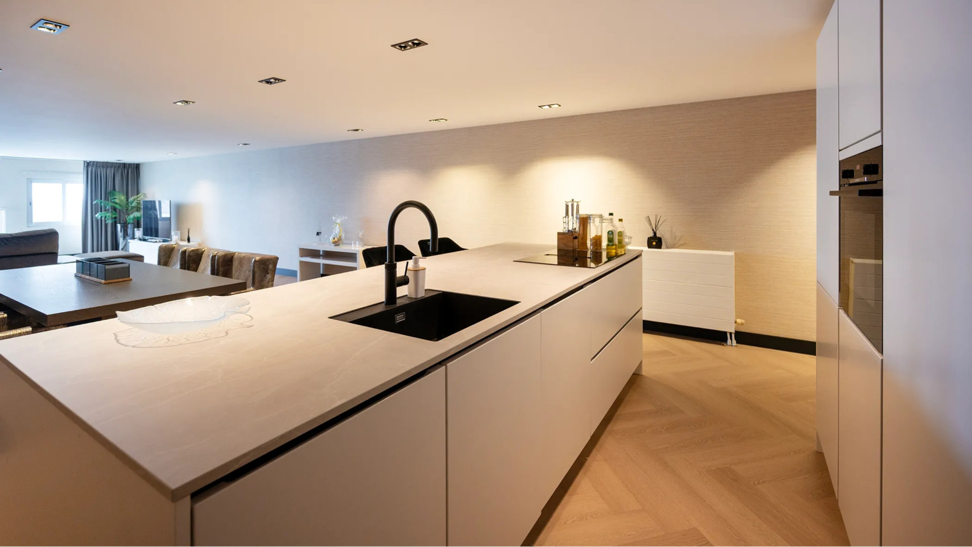 Voetbalmiljonair Steven Bergwijn zet zijn maisonnette in Almere te koop. Zie foto’s 6