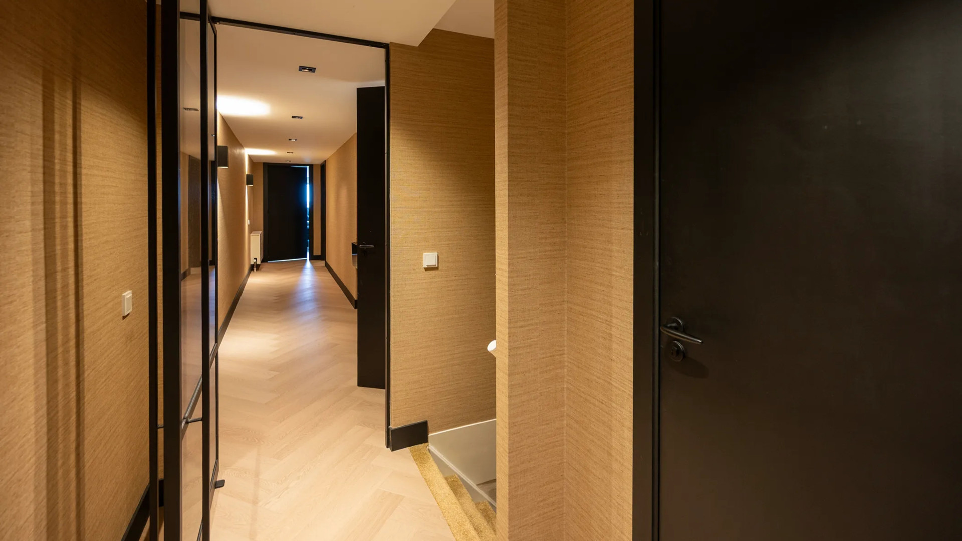 Voetbalmiljonair Steven Bergwijn zet zijn maisonnette in Almere te koop. Zie foto’s 7