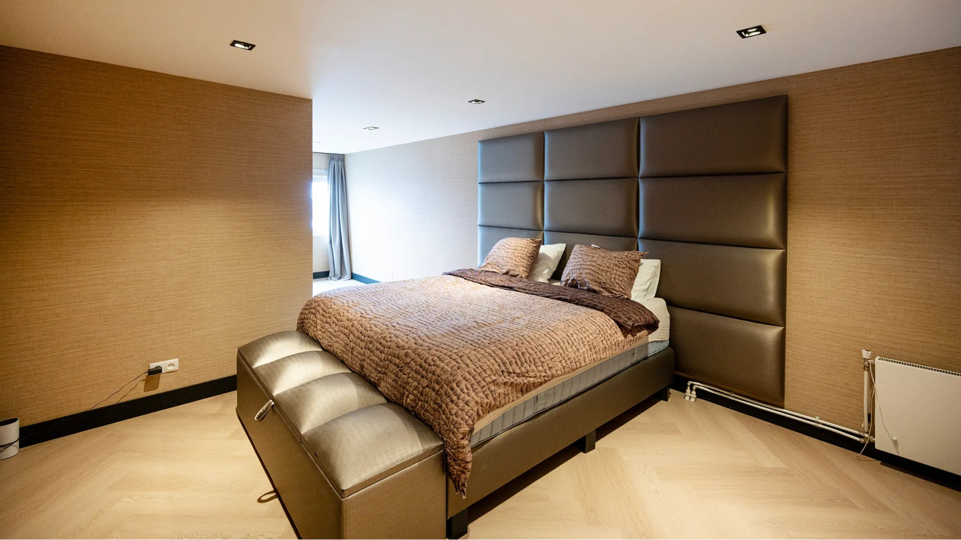 Voetbalmiljonair Steven Bergwijn zet zijn maisonnette in Almere te koop. Zie foto’s 8