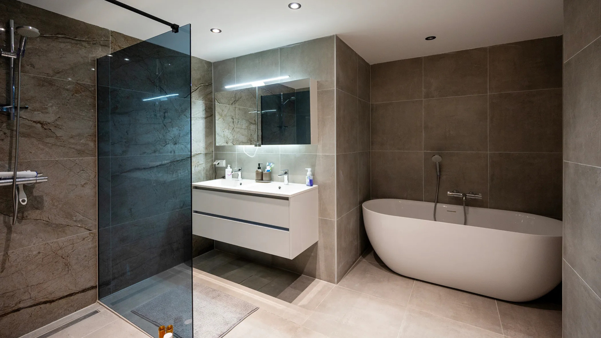 Voetbalmiljonair Steven Bergwijn zet zijn maisonnette in Almere te koop. Zie foto’s 9