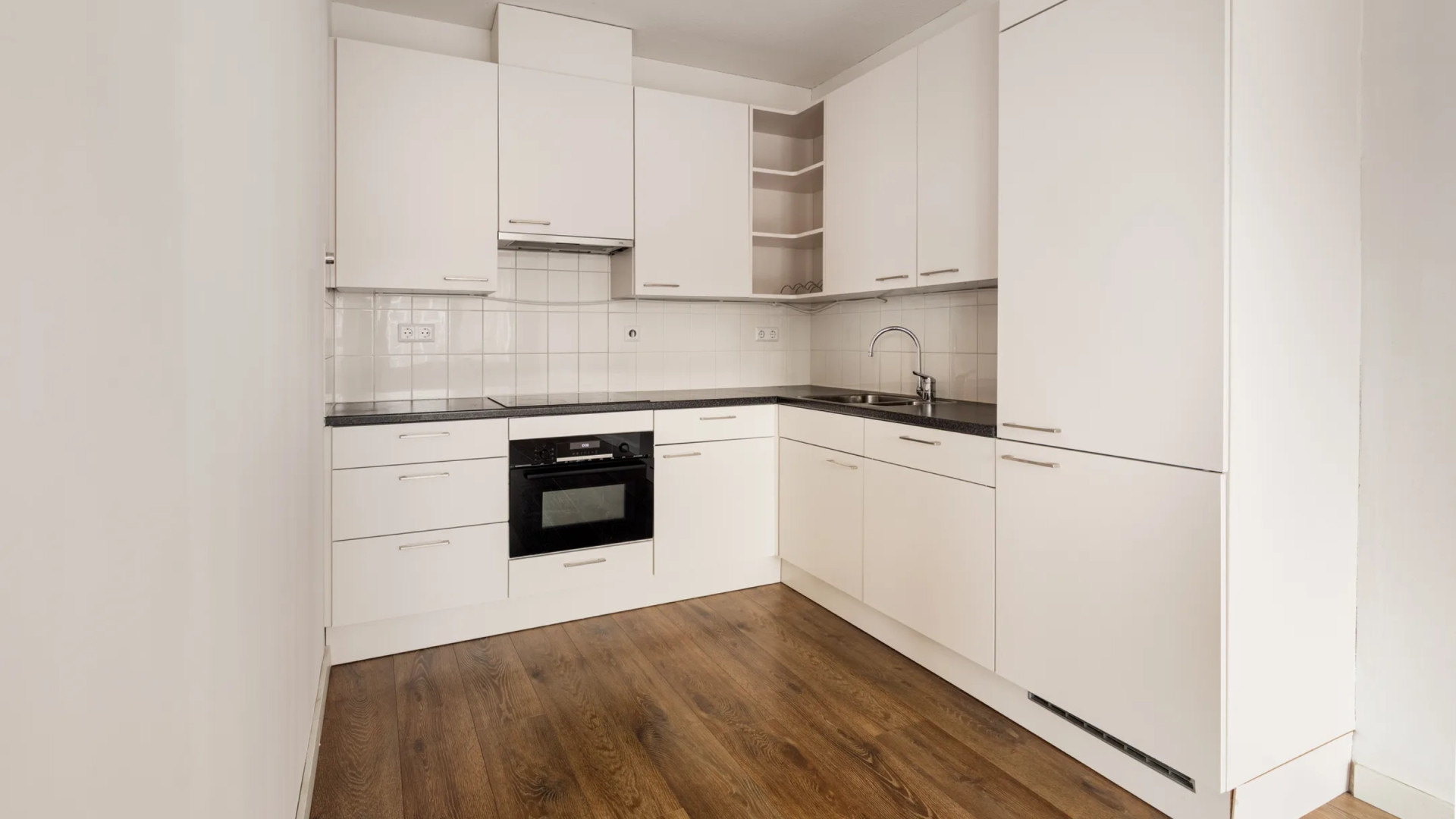 AZ-speler Jordy Clasie zet zijn appartement met eigen parkeerplaats te koop. Zie foto’s 4