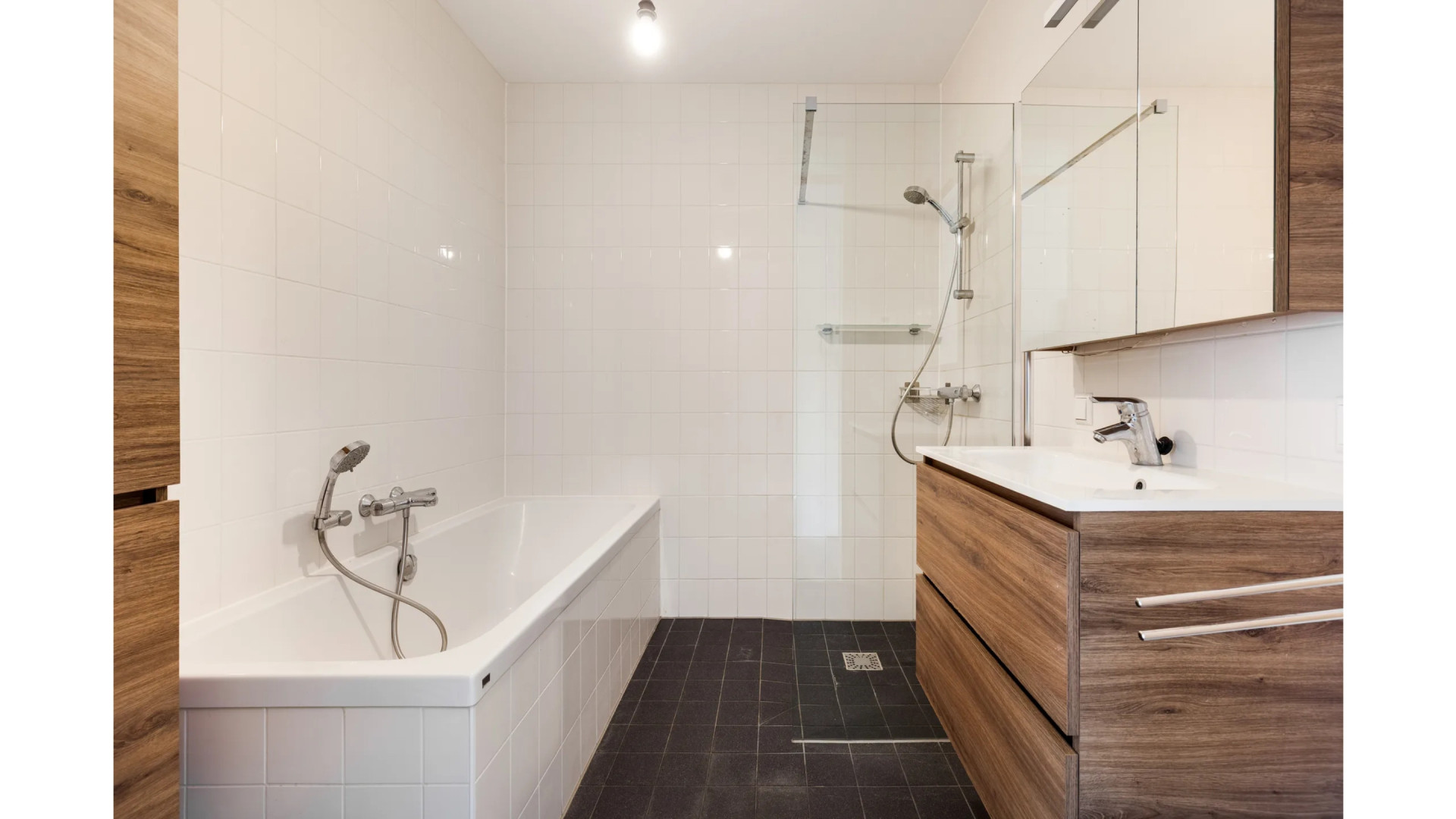 AZ-speler Jordy Clasie zet zijn appartement met eigen parkeerplaats te koop. Zie foto’s 6