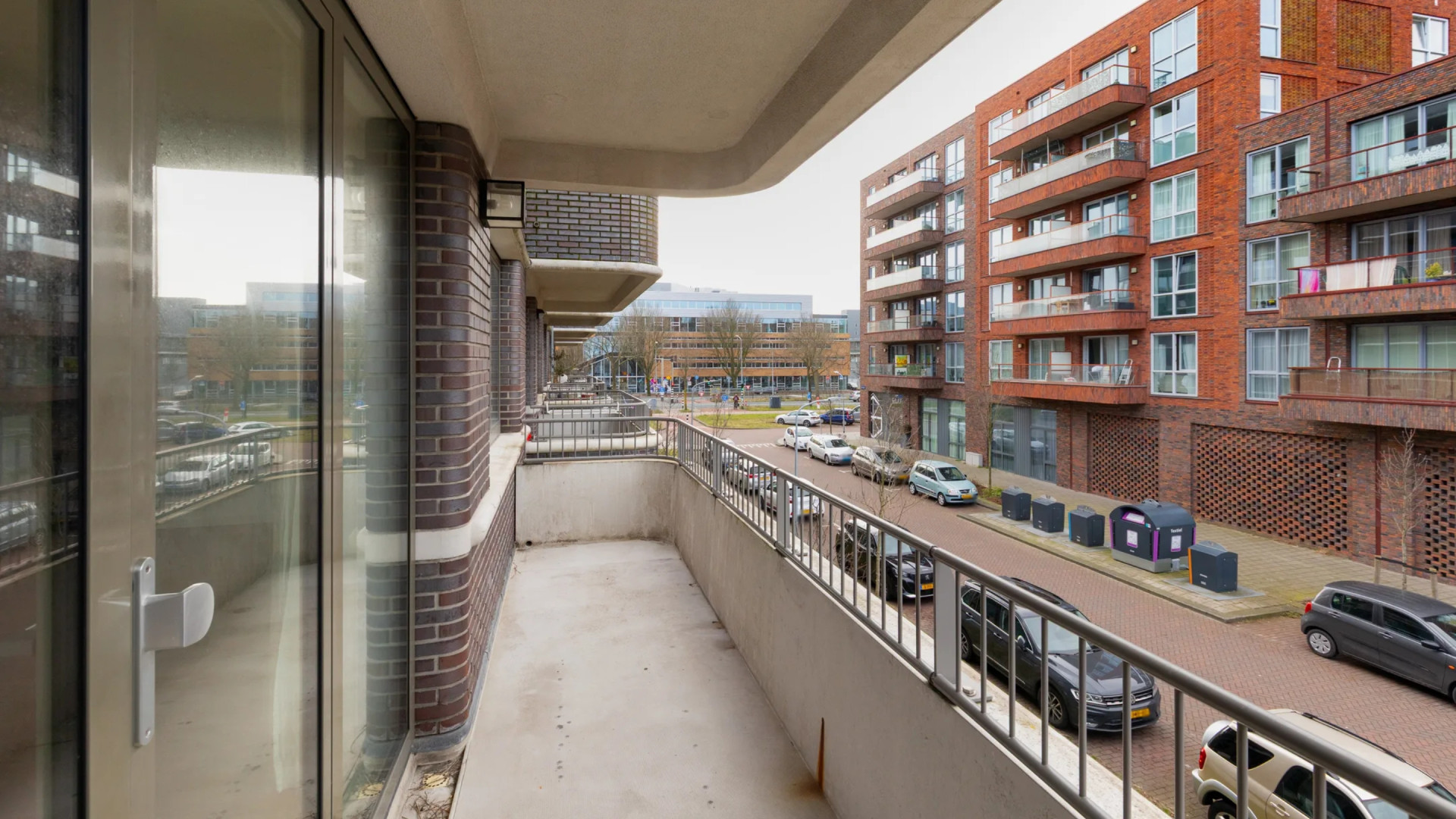 AZ-speler Jordy Clasie zet zijn appartement met eigen parkeerplaats te koop. Zie foto’s 7