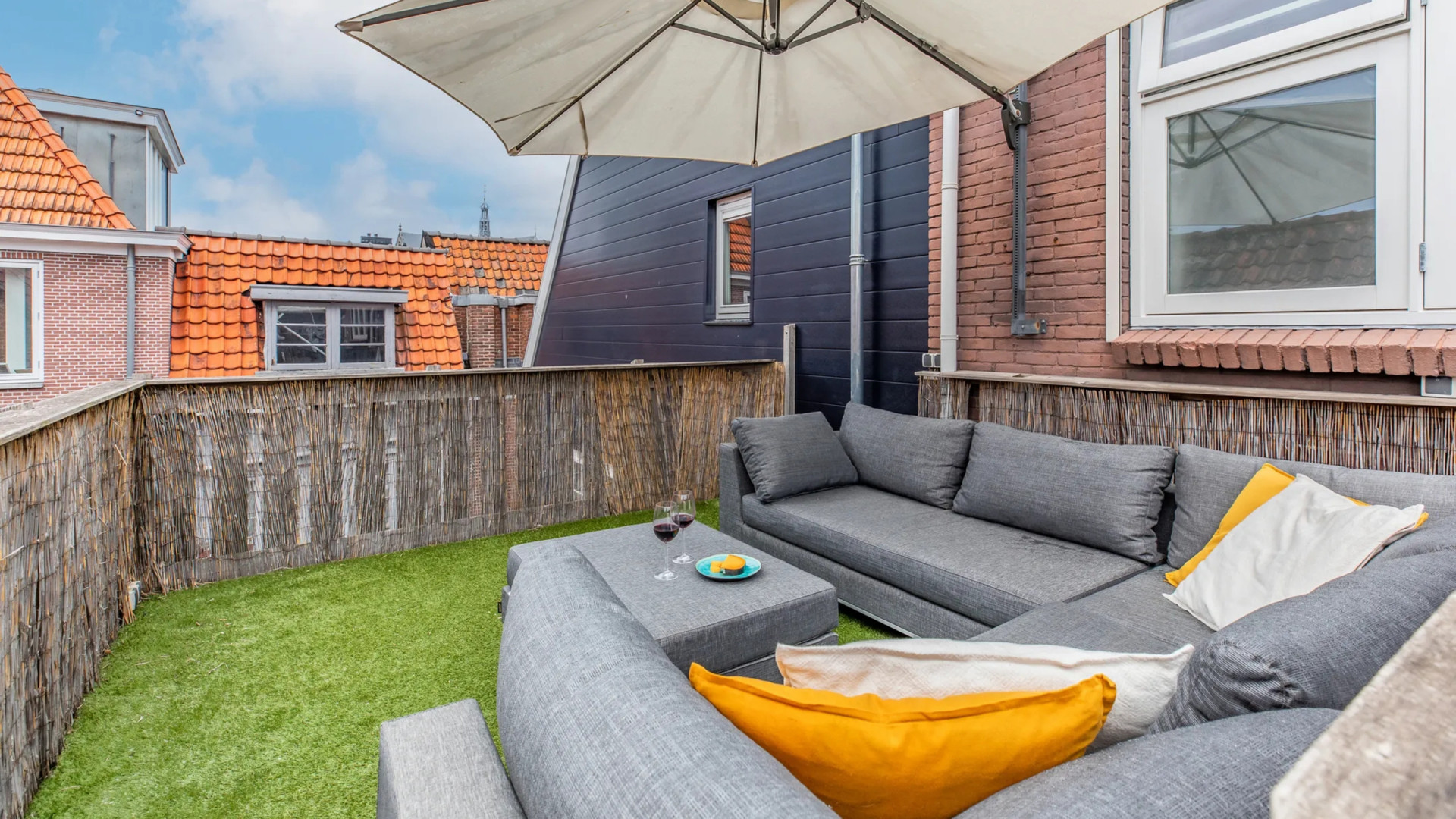 Juventus-speler Teun Koopmeiners zet zijn maisonnette met dakterras te huur. Zie foto’s 9