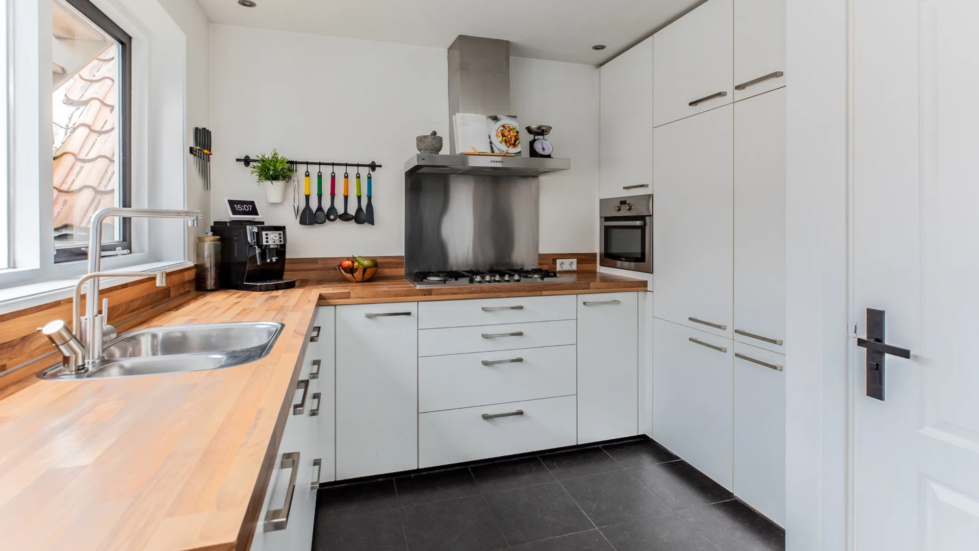 Juventus-speler Teun Koopmeiners zet zijn maisonnette met dakterras te huur. Zie foto’s 4