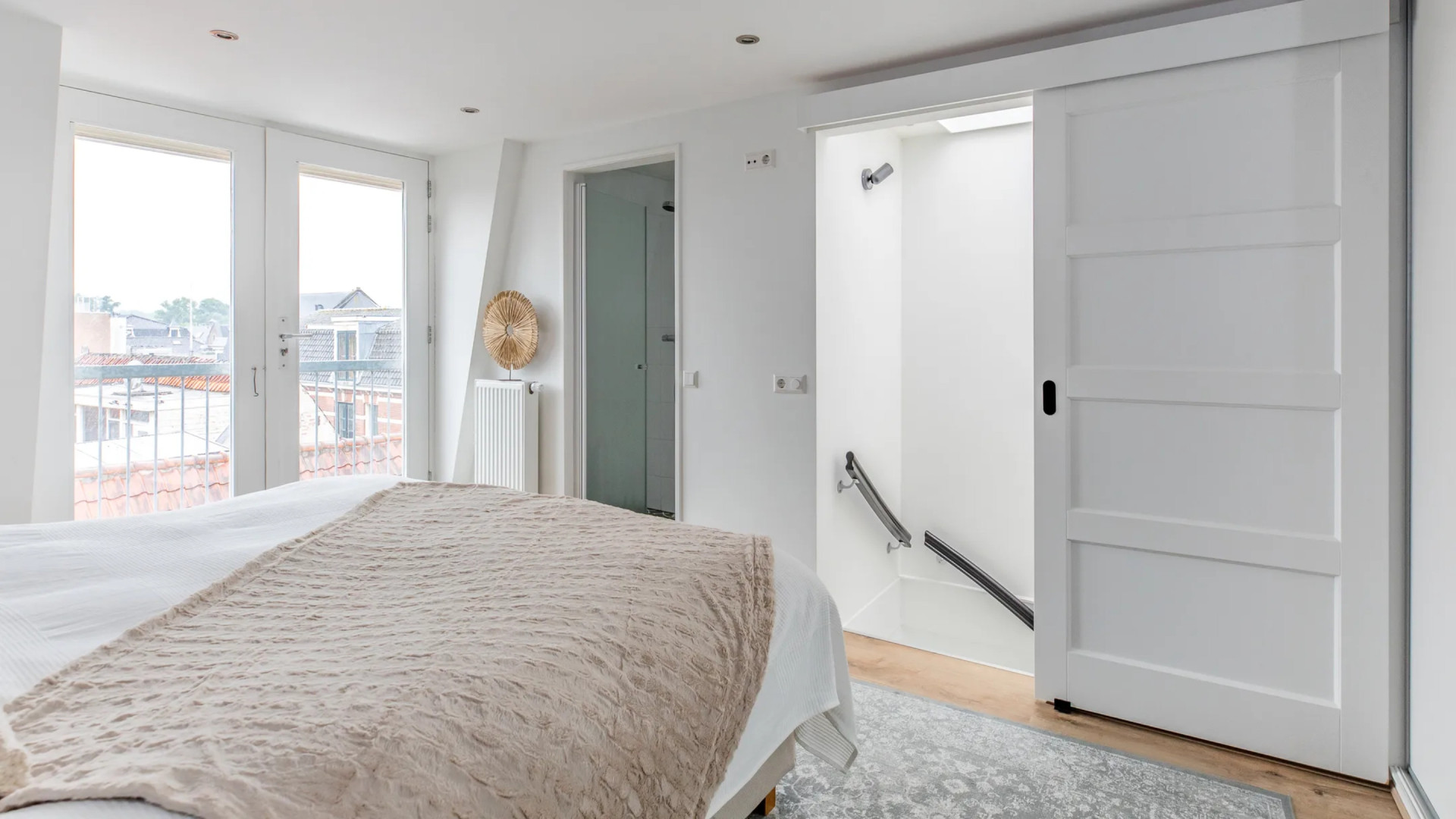 Juventus-speler Teun Koopmeiners zet zijn maisonnette met dakterras te huur. Zie foto’s 8