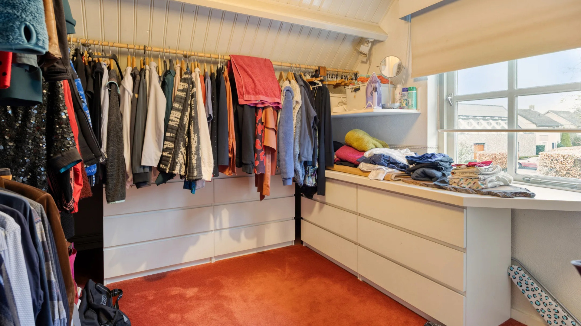 Troubadour-zangeres Lenny Kuhr zet om zeer trieste reden haar Hans en Grietje woning te koop. Zie foto’s 10