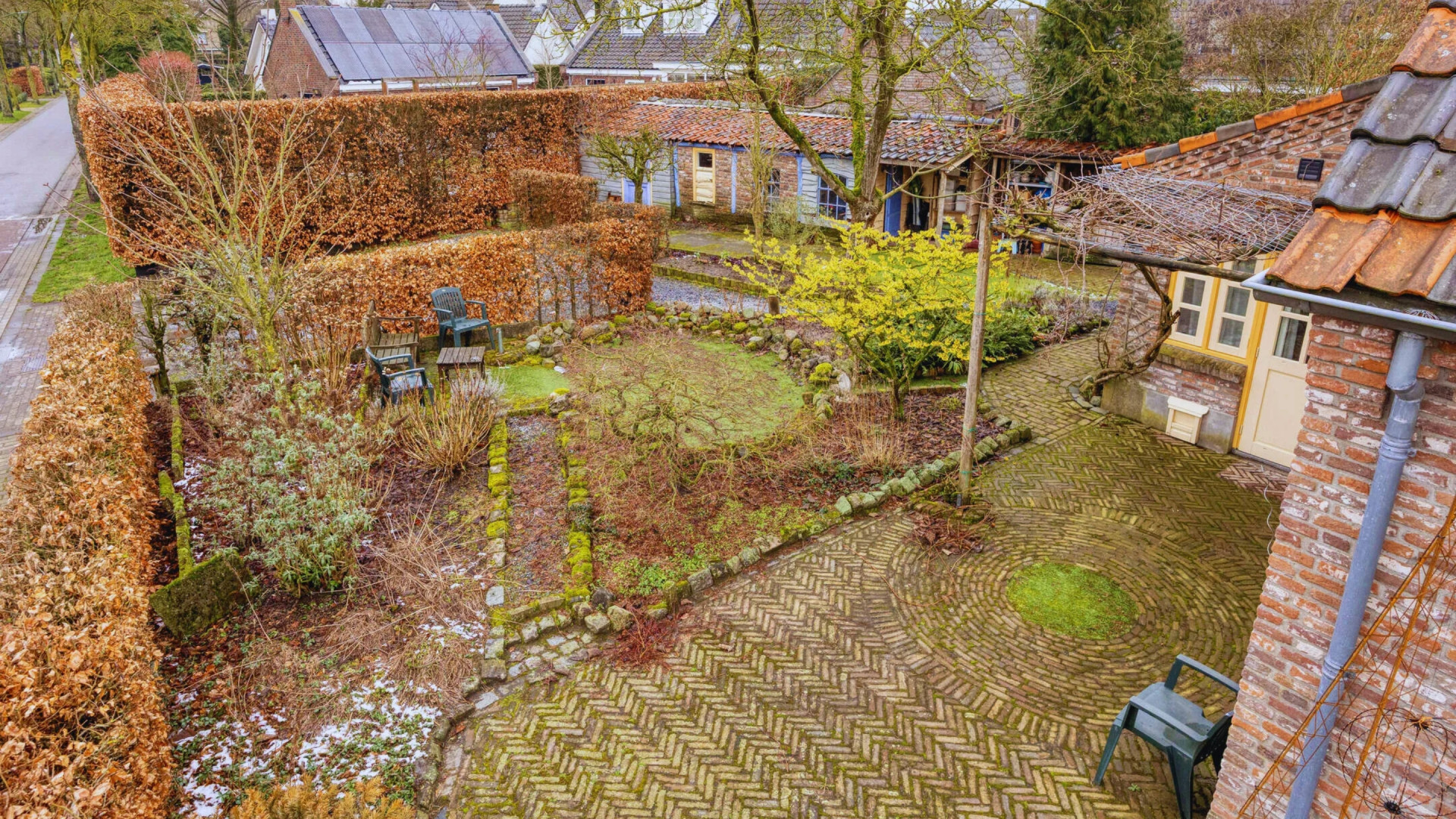 Troubadour-zangeres Lenny Kuhr zet om zeer trieste reden haar Hans en Grietje woning te koop. Zie foto’s 11