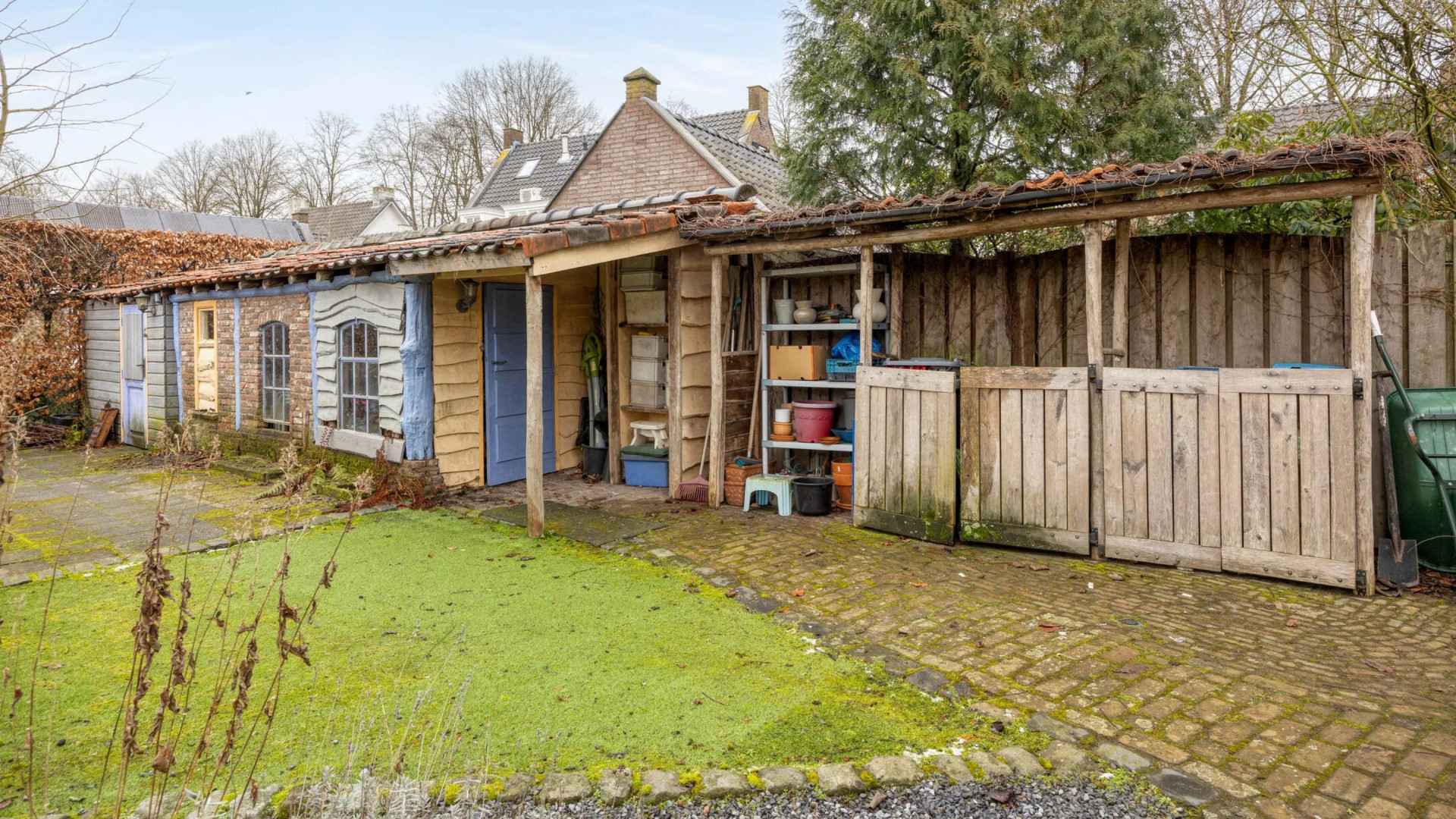 Troubadour-zangeres Lenny Kuhr zet om zeer trieste reden haar Hans en Grietje woning te koop. Zie foto’s 12