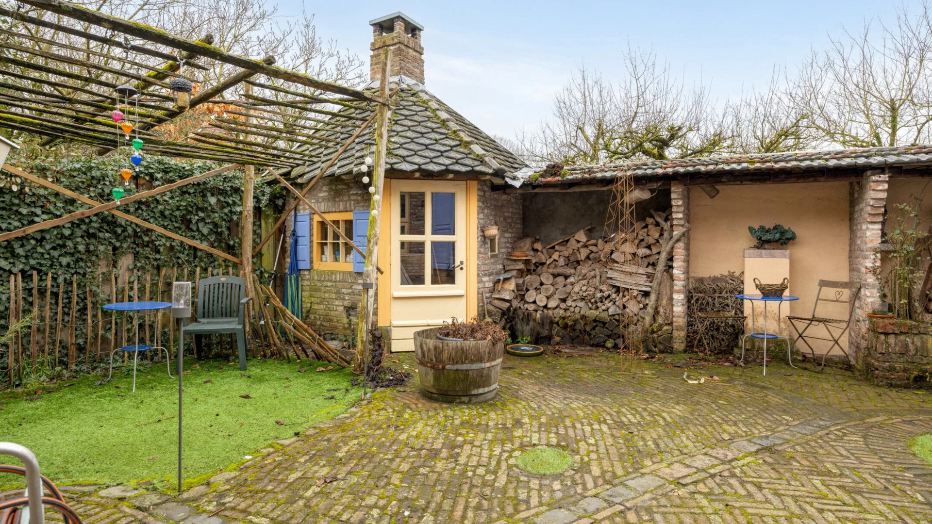 Troubadour-zangeres Lenny Kuhr zet om zeer trieste reden haar Hans en Grietje woning te koop. Zie foto’s 13