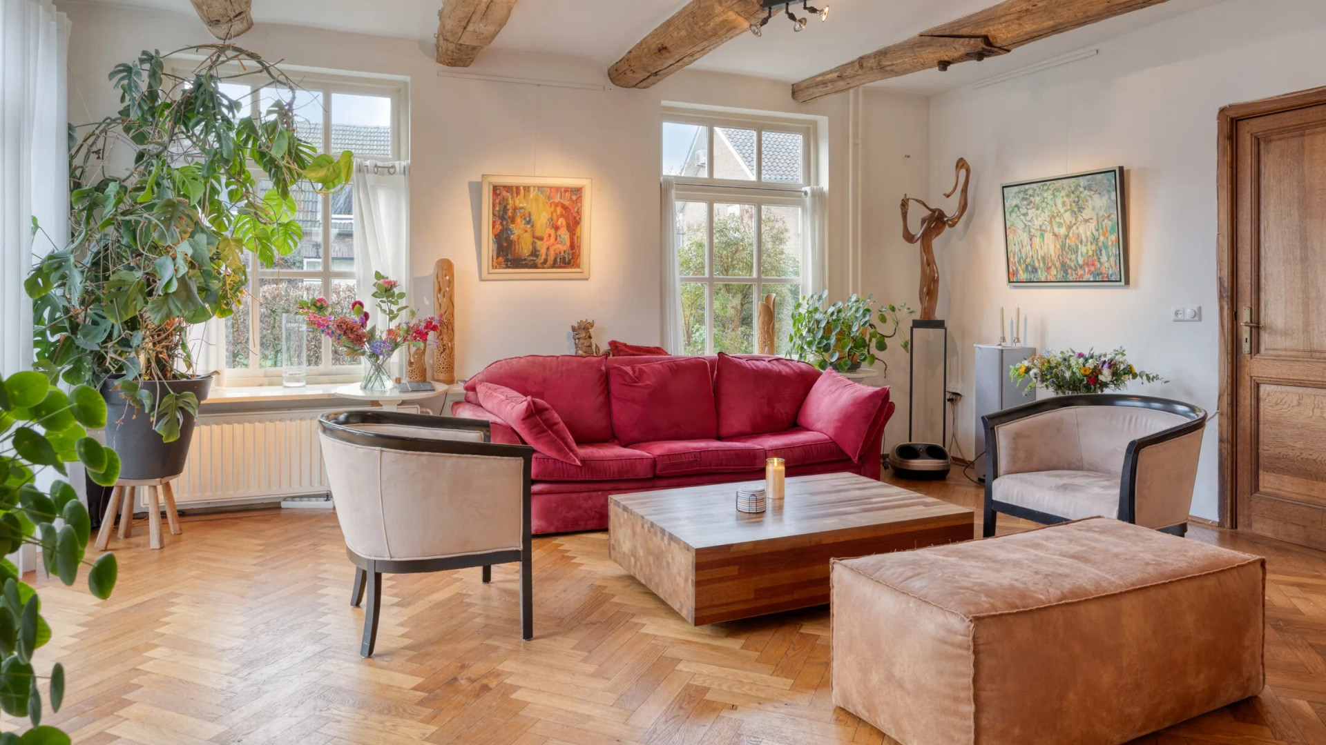 Troubadour-zangeres Lenny Kuhr zet om zeer trieste reden haar Hans en Grietje woning te koop. Zie foto’s 2