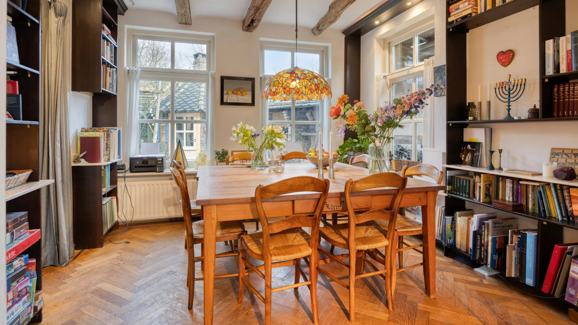 Troubadour-zangeres Lenny Kuhr zet om zeer trieste reden haar Hans en Grietje woning te koop. Zie foto’s 3