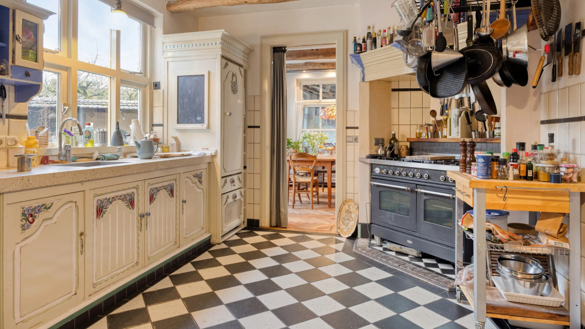 Troubadour-zangeres Lenny Kuhr zet om zeer trieste reden haar Hans en Grietje woning te koop. Zie foto’s 4