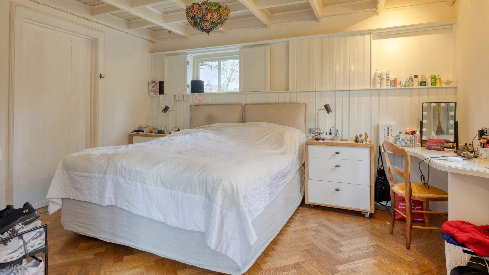 Troubadour-zangeres Lenny Kuhr zet om zeer trieste reden haar Hans en Grietje woning te koop. Zie foto’s 5