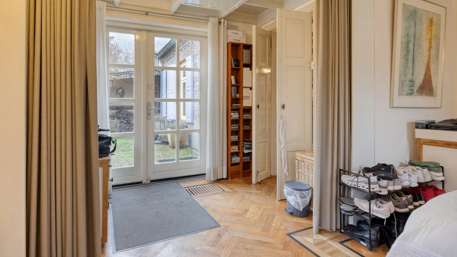 Troubadour-zangeres Lenny Kuhr zet om zeer trieste reden haar Hans en Grietje woning te koop. Zie foto’s 6