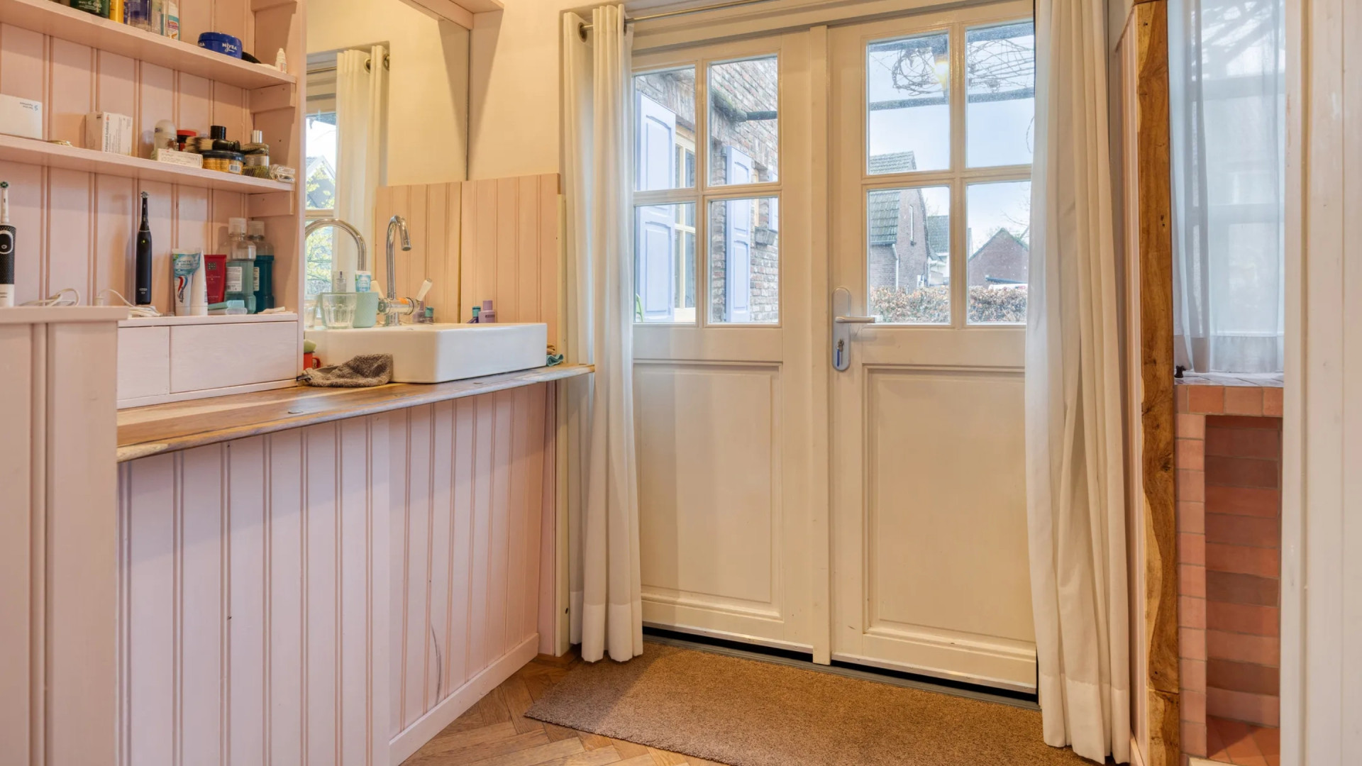 Troubadour-zangeres Lenny Kuhr zet om zeer trieste reden haar Hans en Grietje woning te koop. Zie foto’s 7