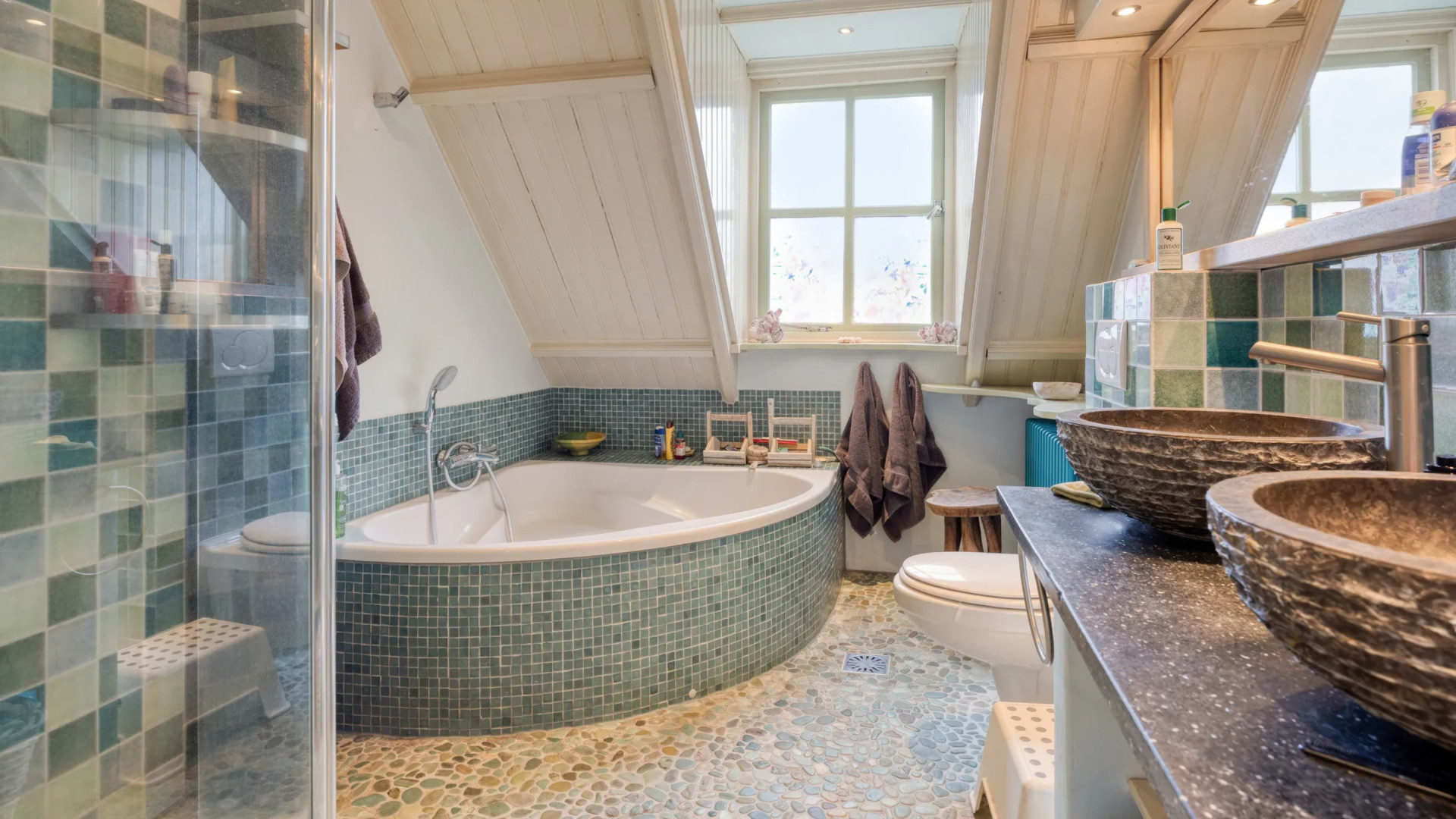 Troubadour-zangeres Lenny Kuhr zet om zeer trieste reden haar Hans en Grietje woning te koop. Zie foto’s 8