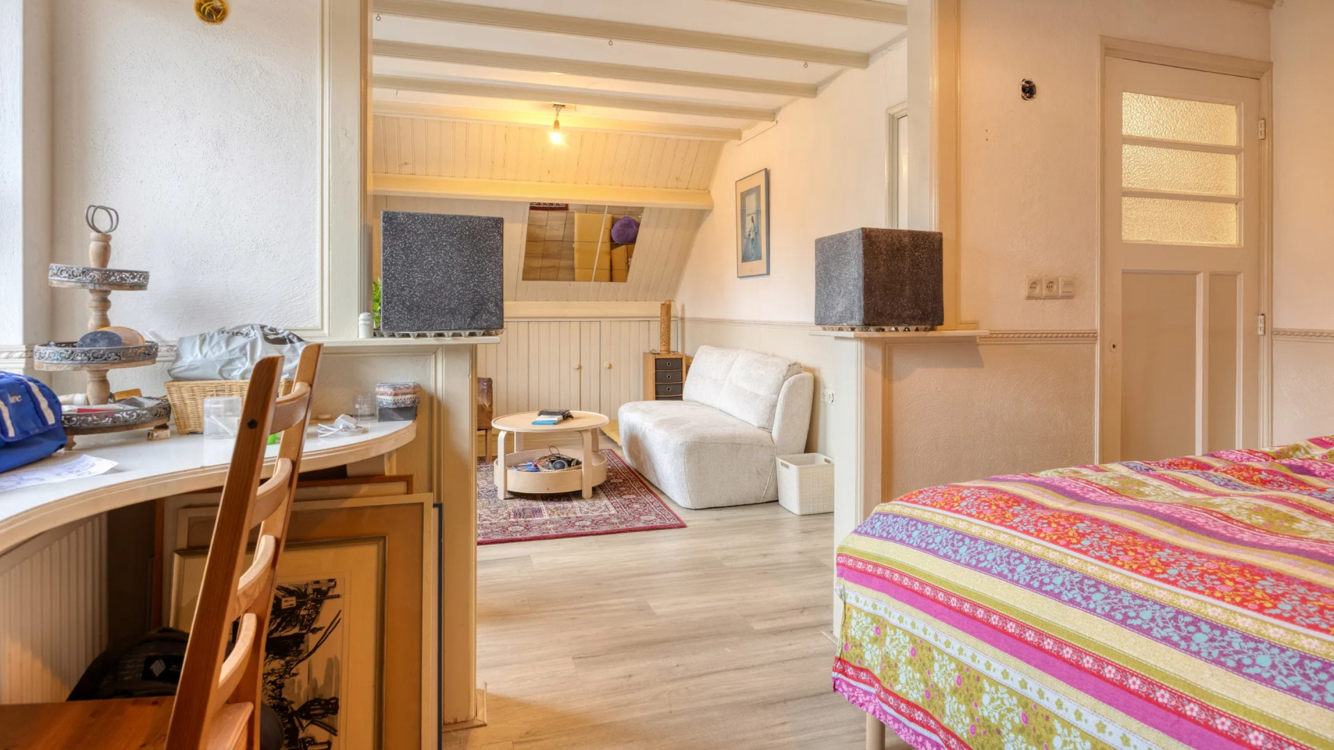 Troubadour-zangeres Lenny Kuhr zet om zeer trieste reden haar Hans en Grietje woning te koop. Zie foto’s 9