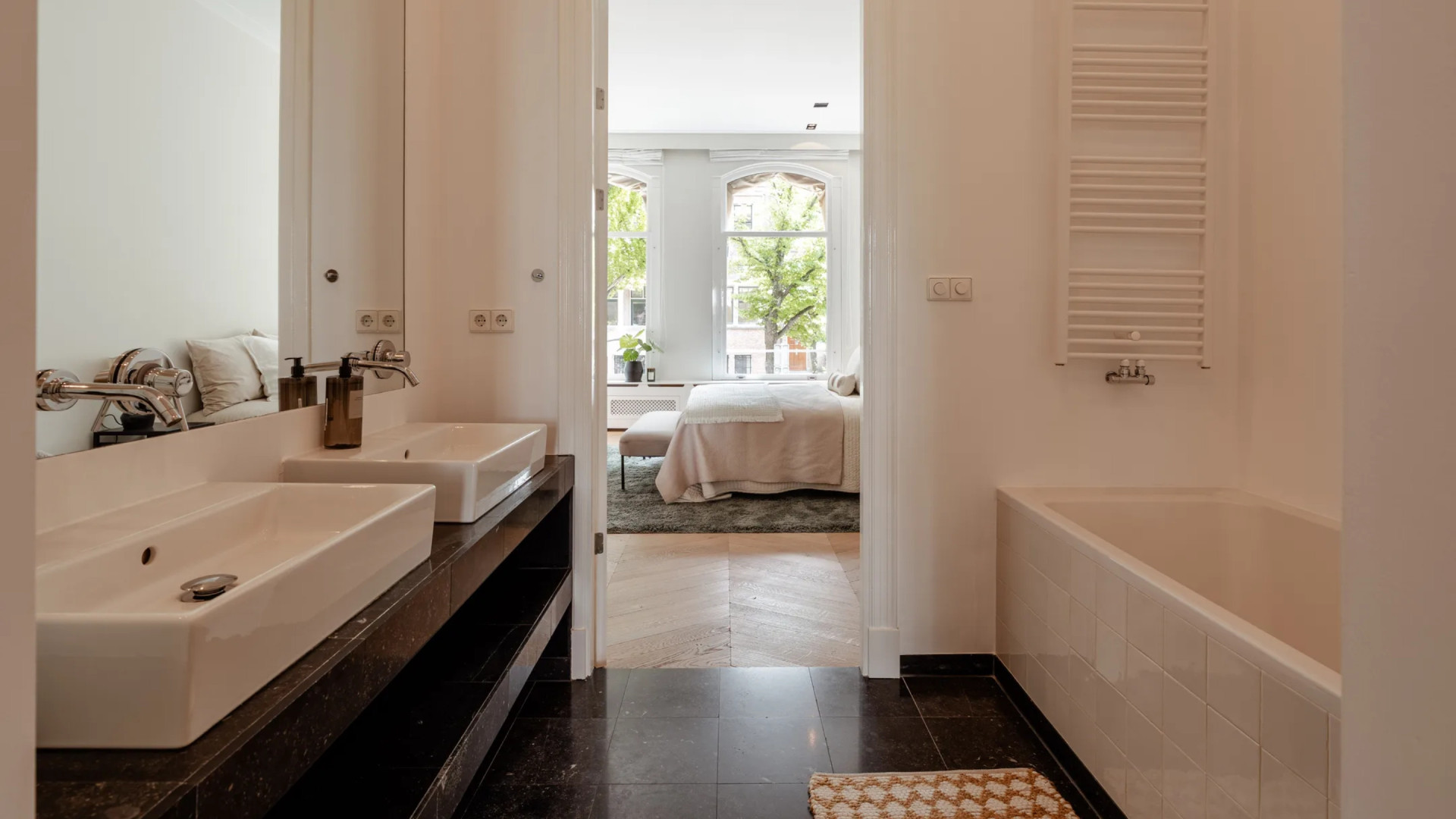 Prins Maurits zet na drie weken gekocht pand weer in de verkoop. Zie foto’s 9