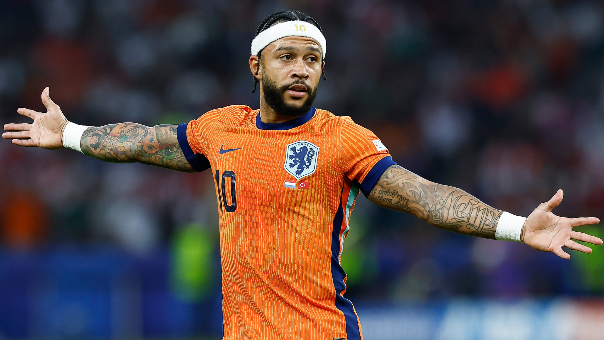 Deze prachtige woonboerderij kocht voetballer Memphis Depay voor een heel speciaal iemand. Zie foto's