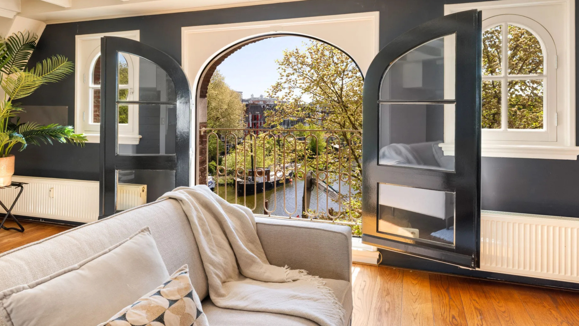 Jeroen Pauw zet zijn pand aan de Amsterdamse grachtengordel te koop. Zie foto's 3