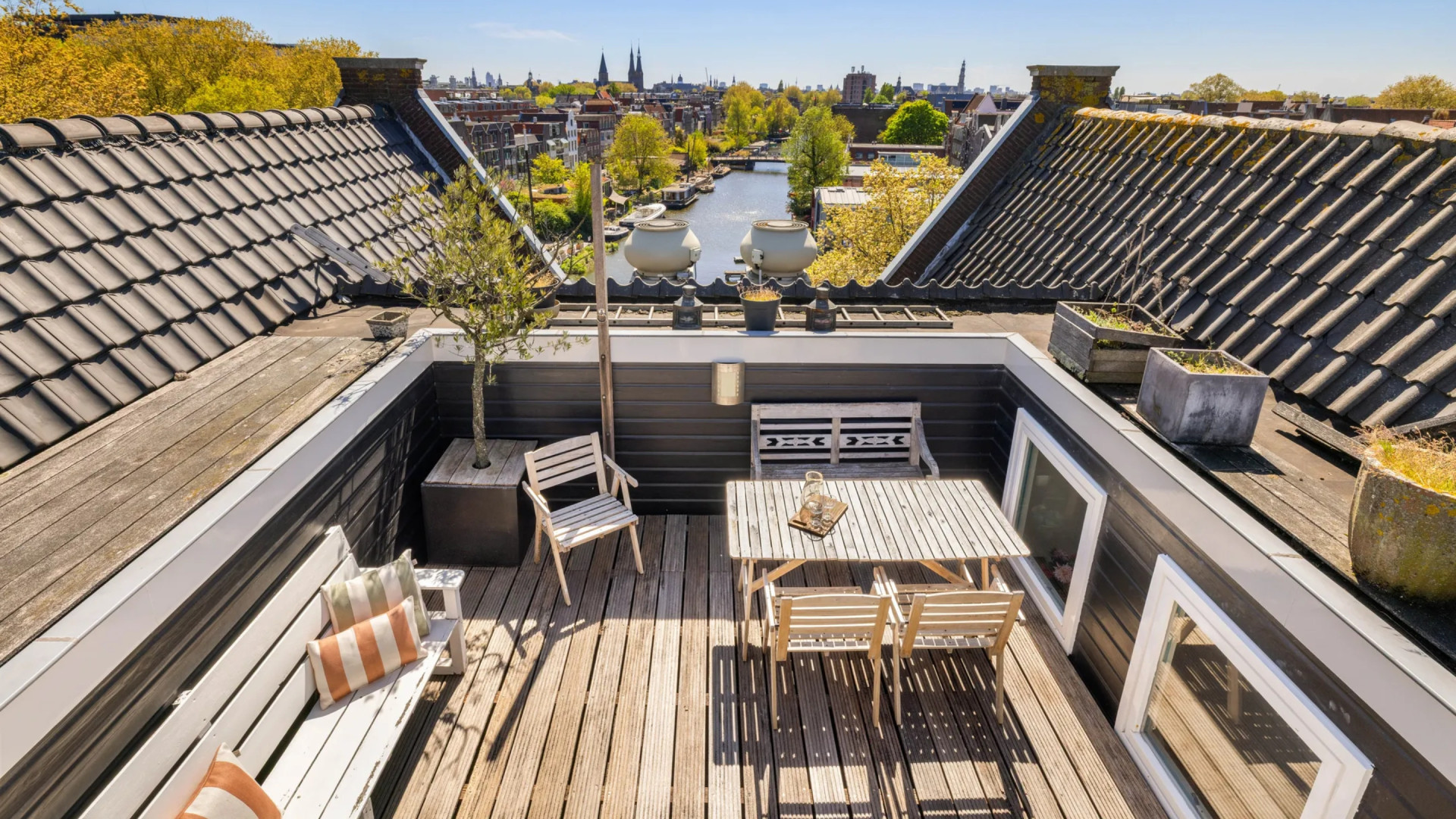 Jeroen Pauw zet zijn pand aan de Amsterdamse grachtengordel te koop. Zie foto's 9