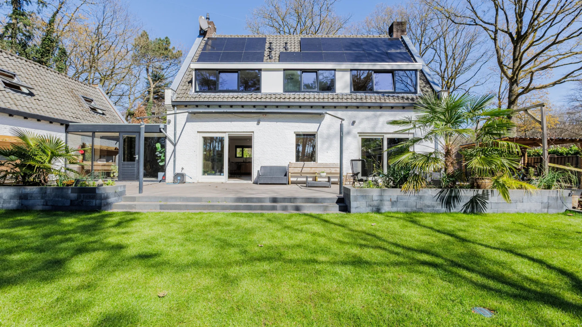 Comedian Steven Brunswijk zet door faillissement gedwongen zijn villa te koop. Zie de beelden. 8