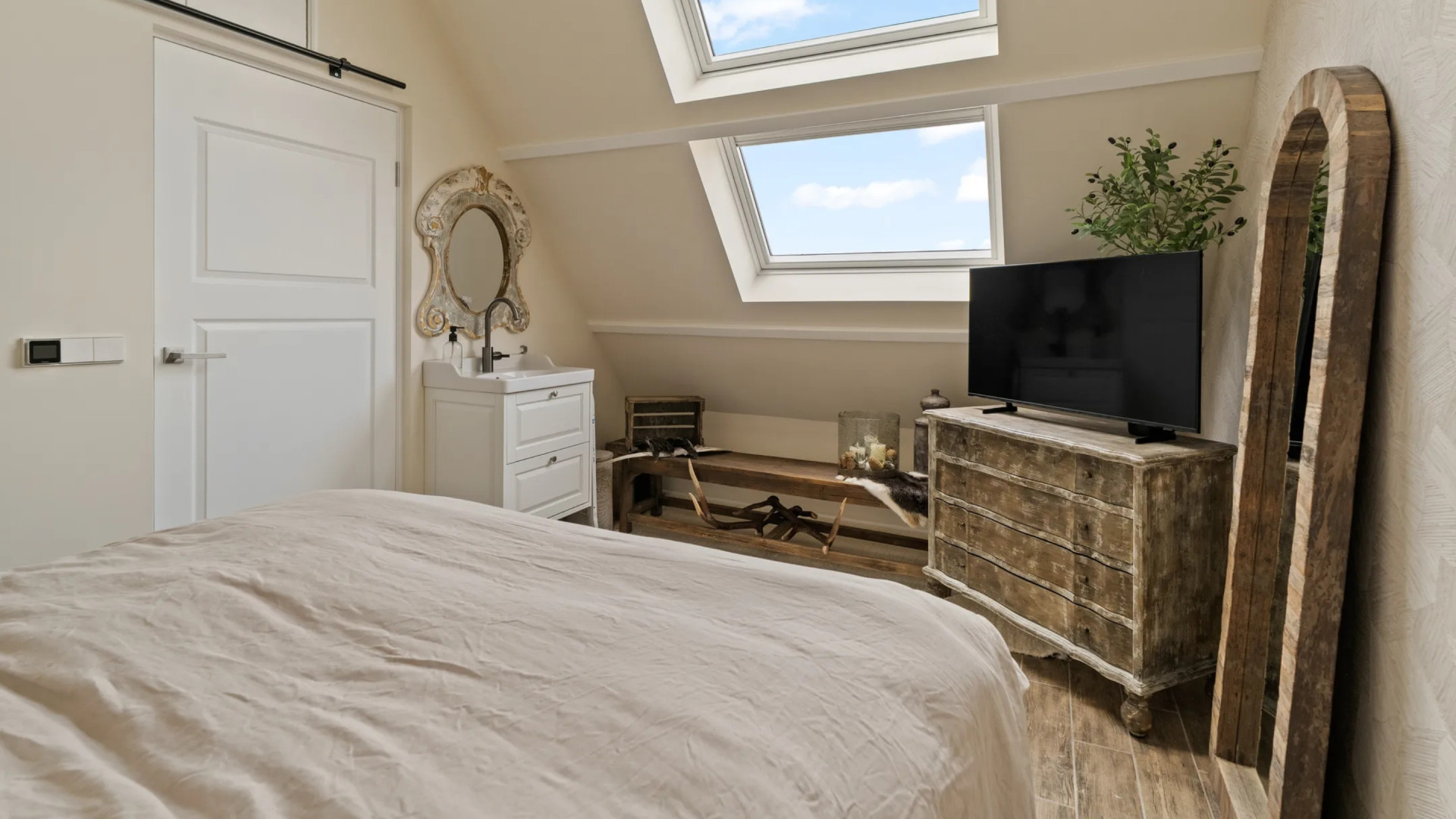 Montana Meiland zet haar woning met garage te koop. Zie de beelden! 9