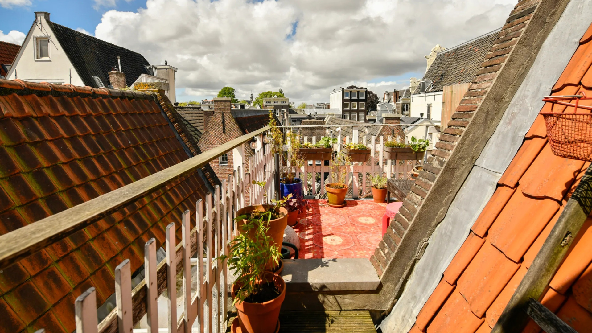 Georgina Verbaan zet haar bijzondere woning in centrum van Amsterdam te koop. Zie de beelden 11