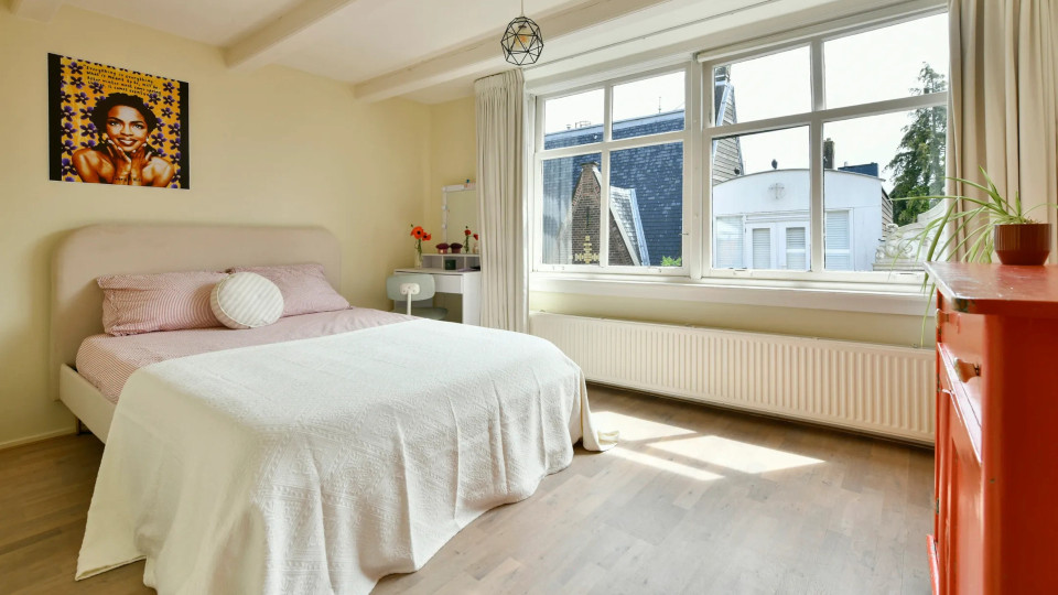 Georgina Verbaan verkoopt haar woning in Amsterdam voor dit ongelofelijke bedrag. Zie alle foto's