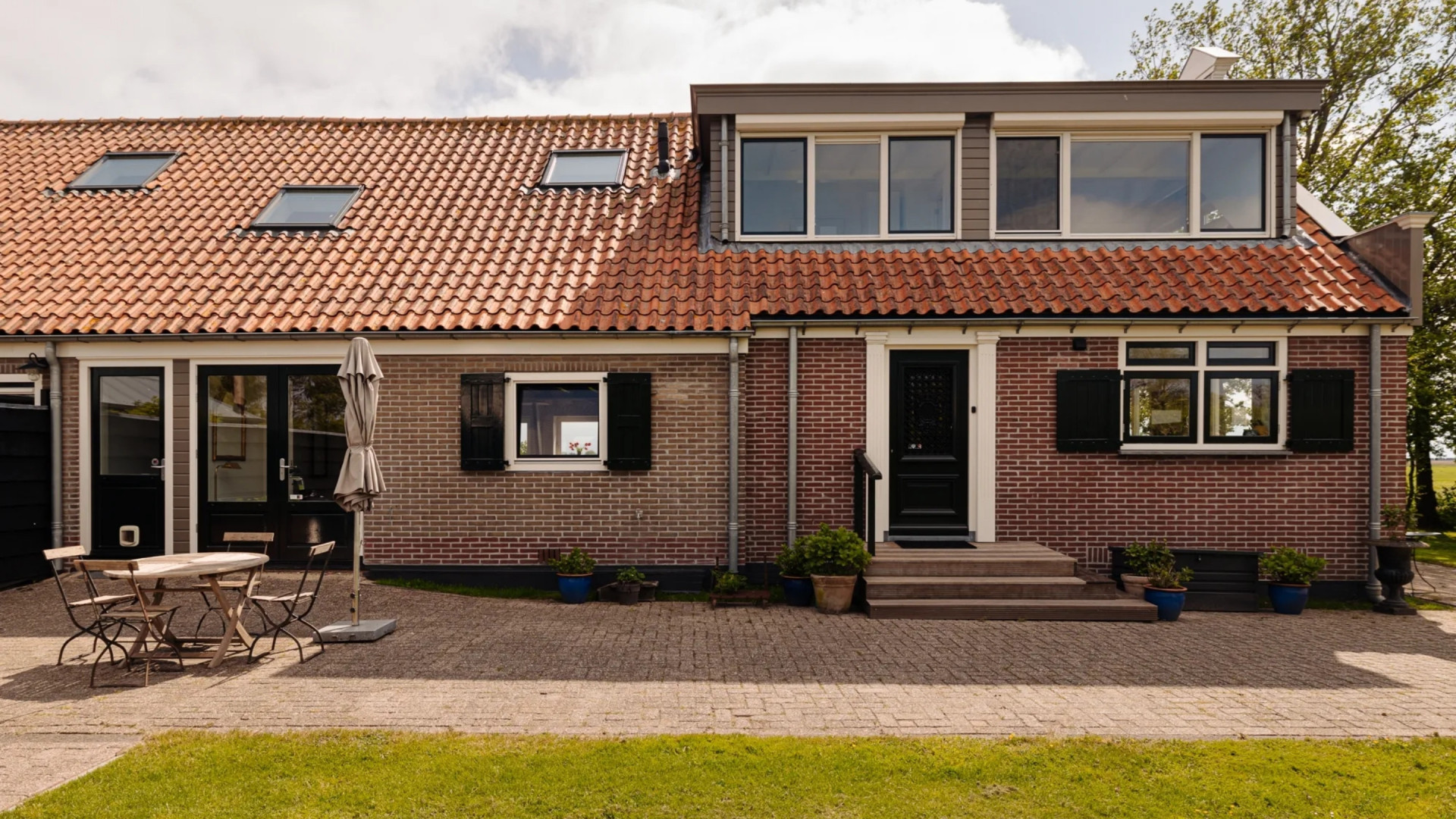 Voormalig tv presentator Marc Klein Essink zet zijn boerderij te koop. Zie de beelden. 2