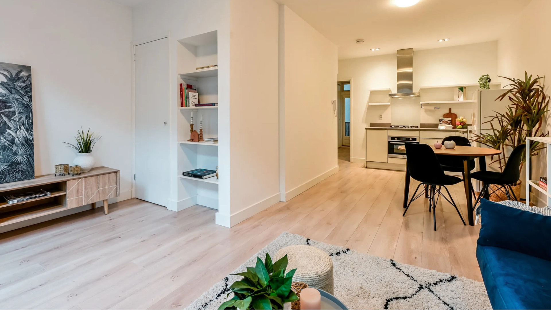Rick Engelkes zet zijn appartement nabij de Jordaan te koop. Zie foto's 4