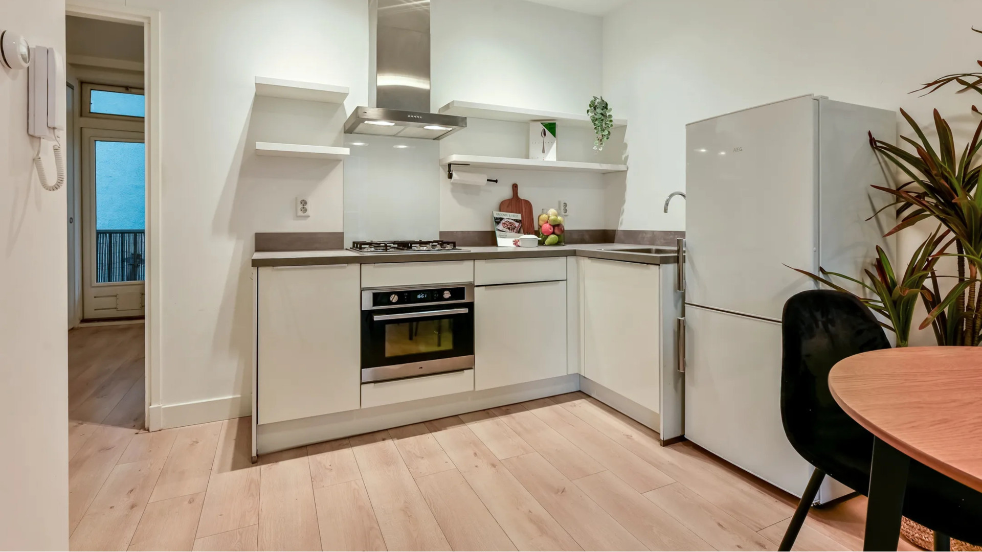 Rick Engelkes zet zijn appartement nabij de Jordaan te koop. Zie foto's 5