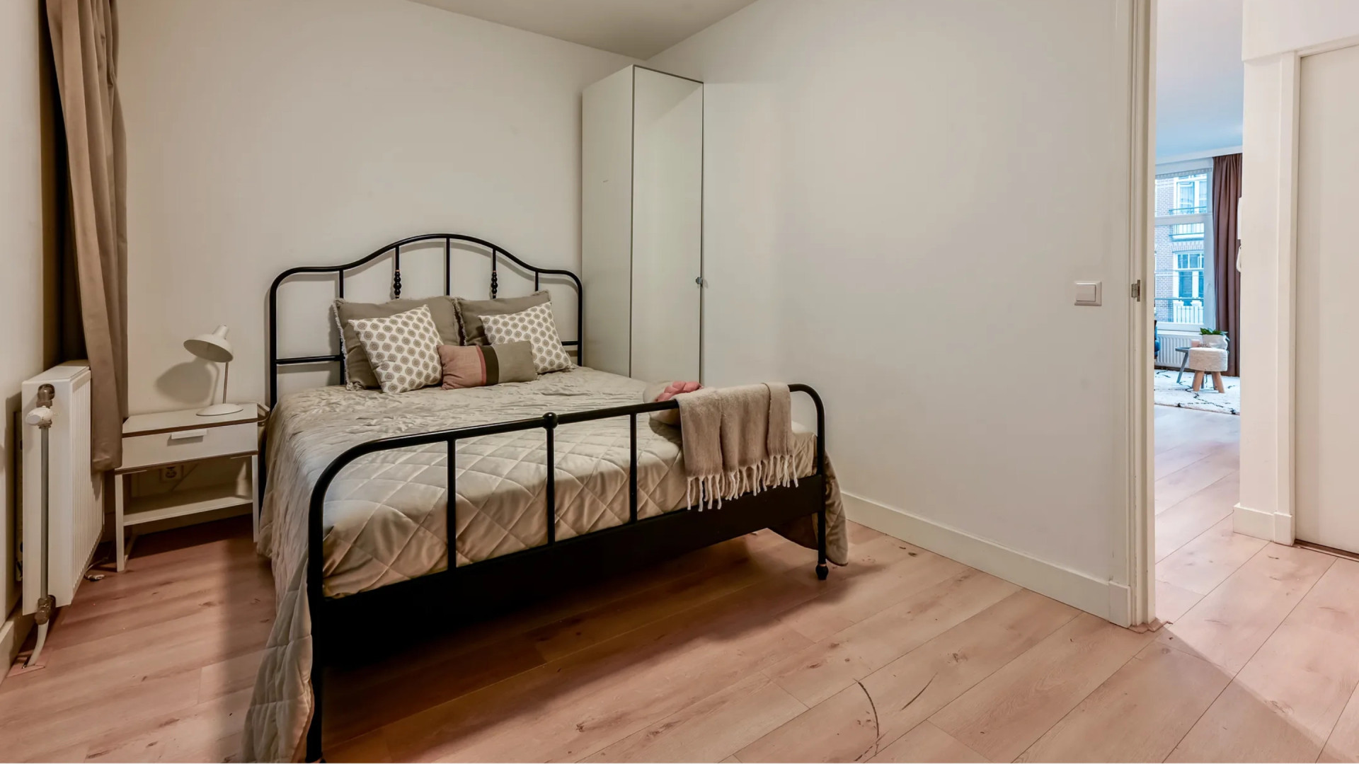 Rick Engelkes zet zijn appartement nabij de Jordaan te koop. Zie foto's 6