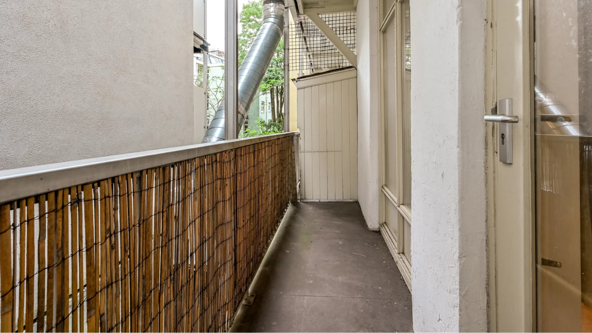 Rick Engelkes zet zijn appartement nabij de Jordaan te koop. Zie foto's 8