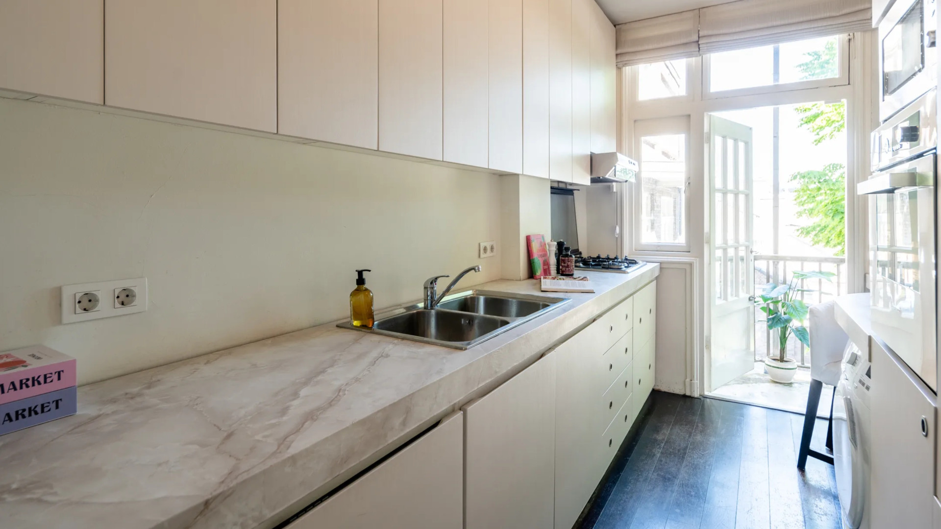 TV-woning van The Real Housewife of Amsterdam Tamara Elbaz te koop. Zie foto's 5