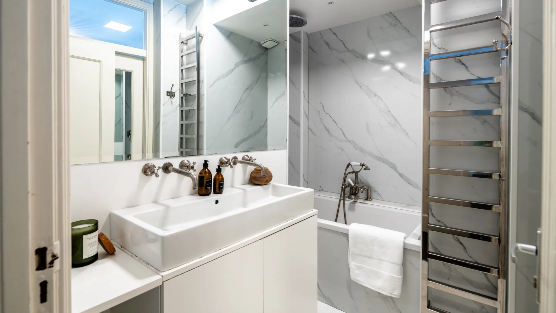 TV-woning van The Real Housewife of Amsterdam Tamara Elbaz te koop. Zie foto's 8