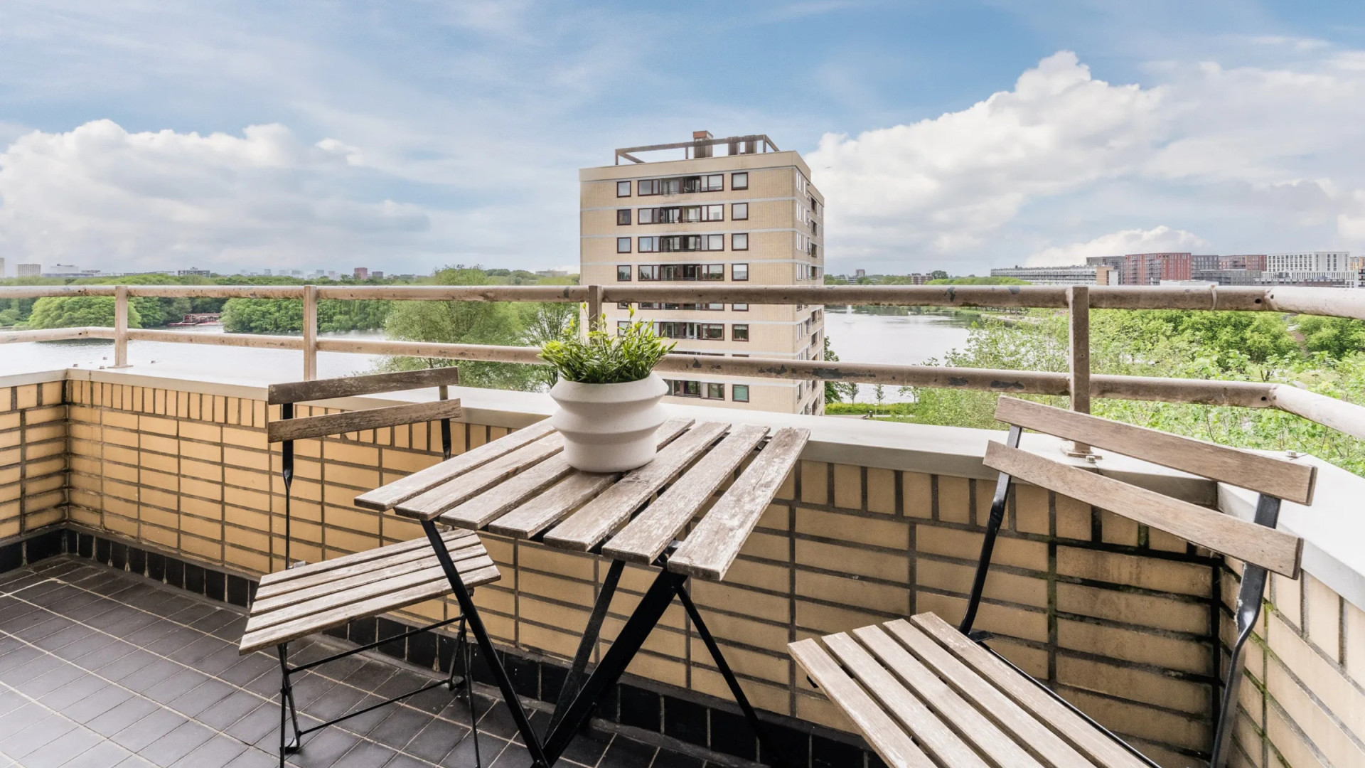 Frank Rijkaard zet zijn appartement tegen zeer merkwaardige vraagprijs te koop. Zie foto's 9