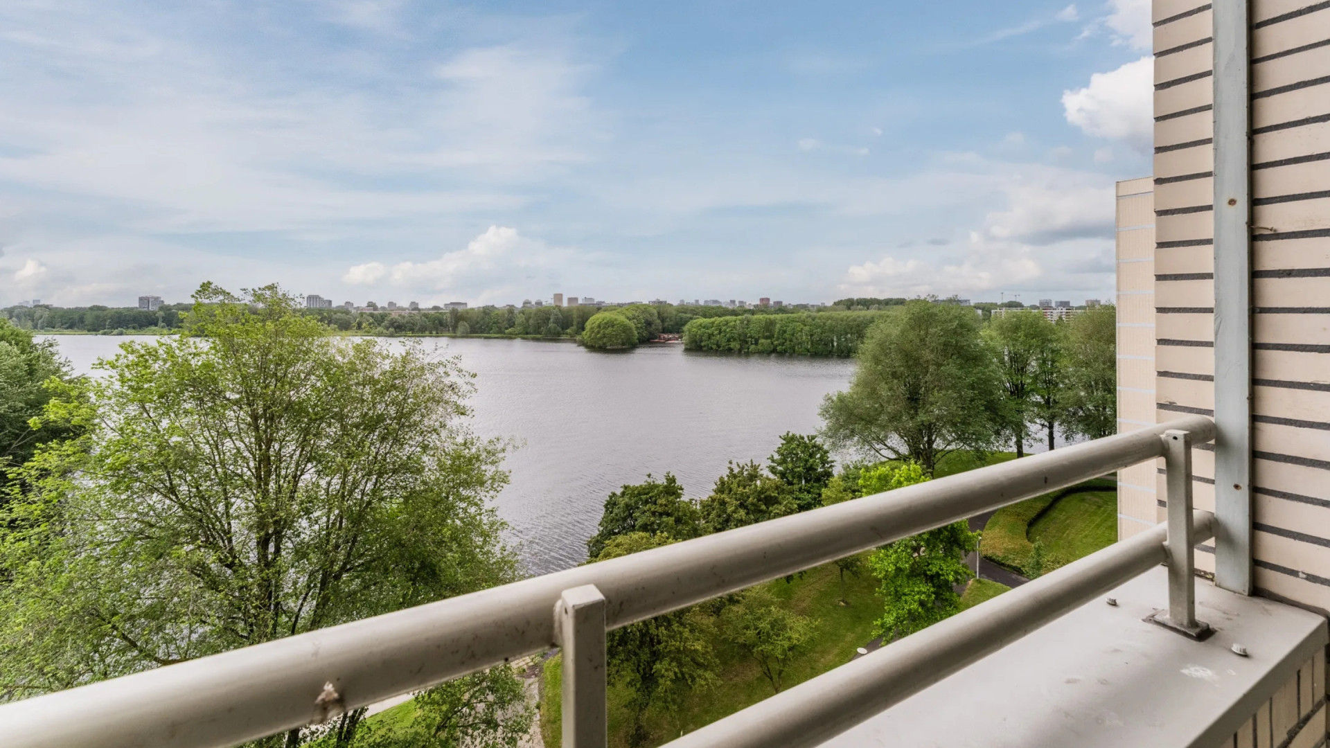 Frank Rijkaard zet zijn appartement tegen zeer merkwaardige vraagprijs te koop. Zie foto's 10