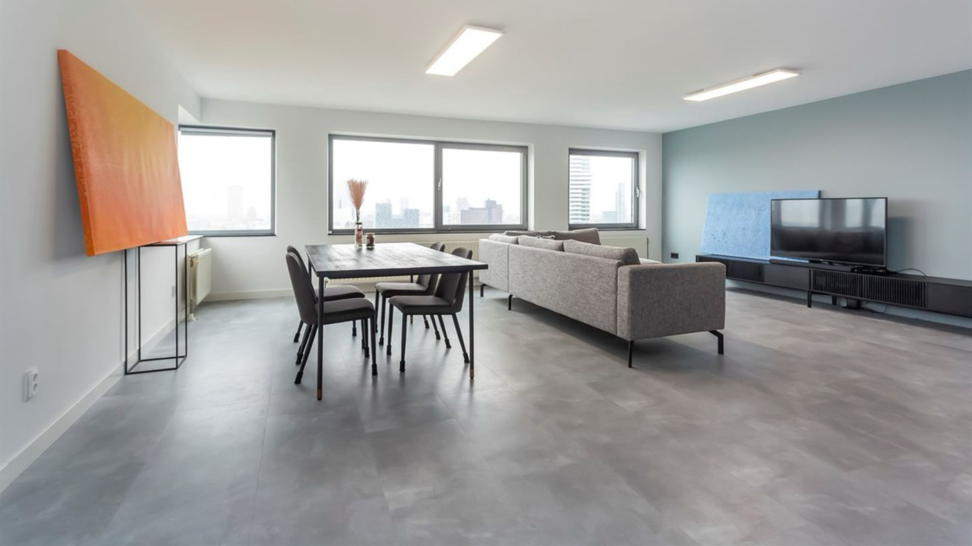 Dit is het appartement met zwembad en gym van voetballer Crysencio Summerville. Zie foto's 4