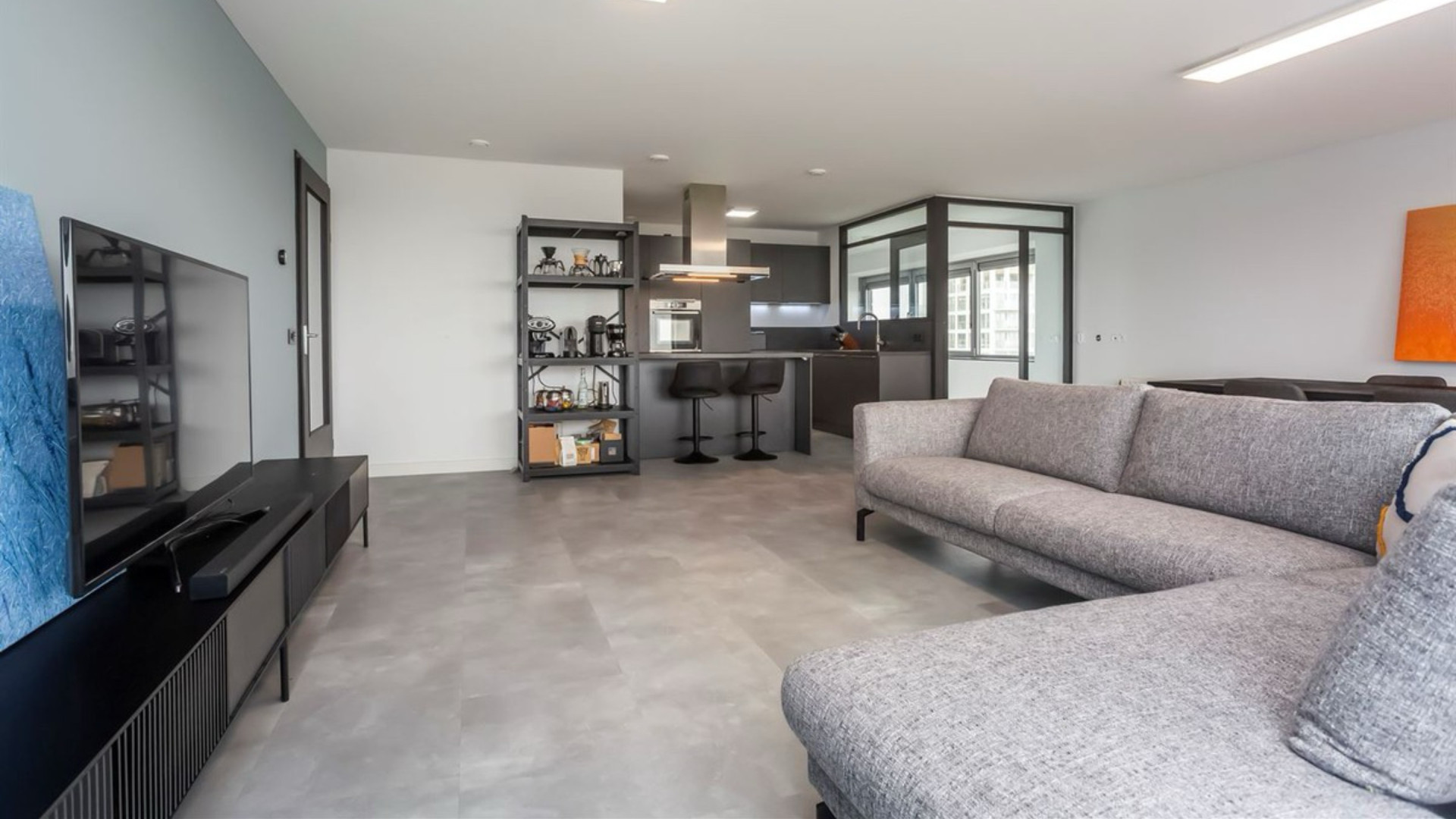 Dit is het appartement met zwembad en gym van voetballer Crysencio Summerville. Zie foto's 5