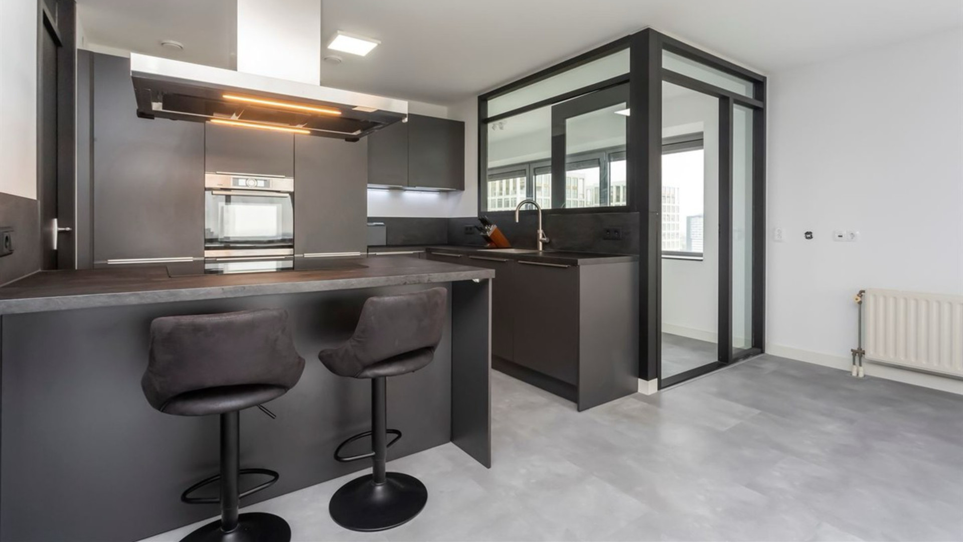 Dit is het appartement met zwembad en gym van voetballer Crysencio Summerville. Zie foto's 6