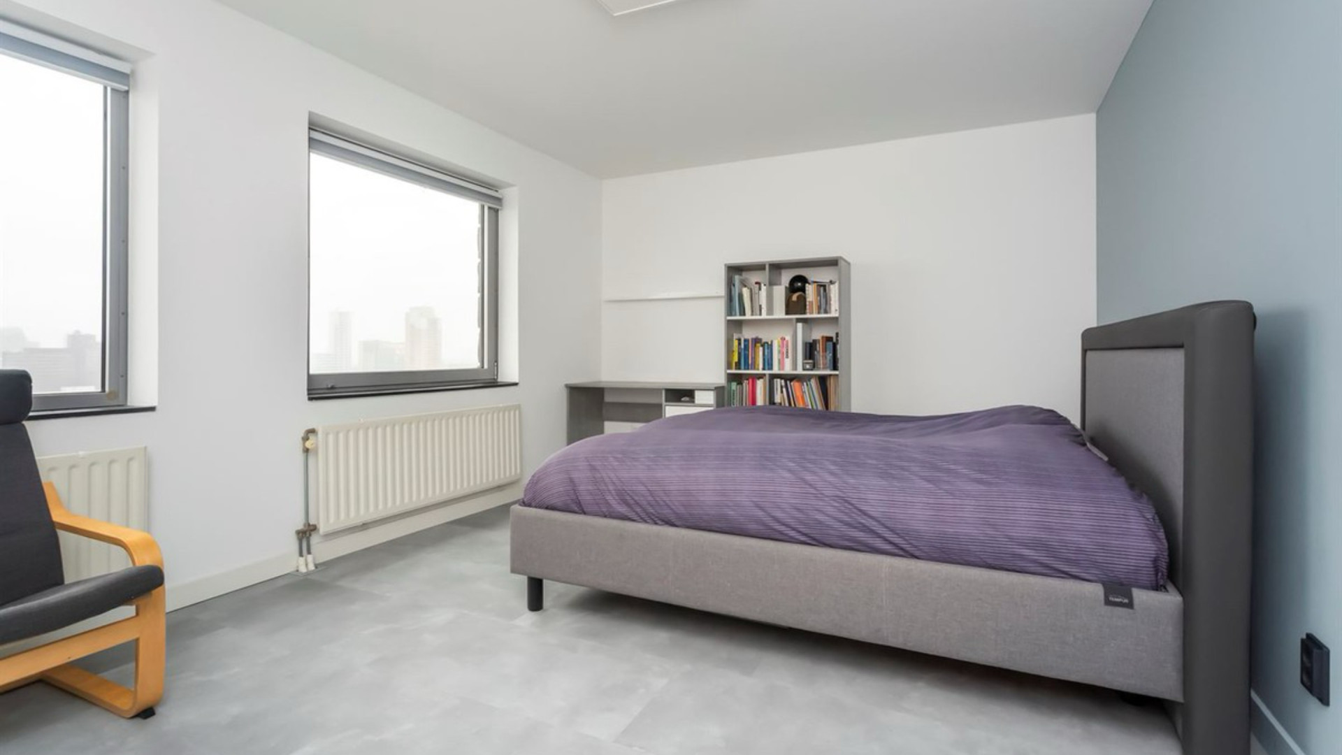 Dit is het appartement met zwembad en gym van voetballer Crysencio Summerville. Zie foto's 7