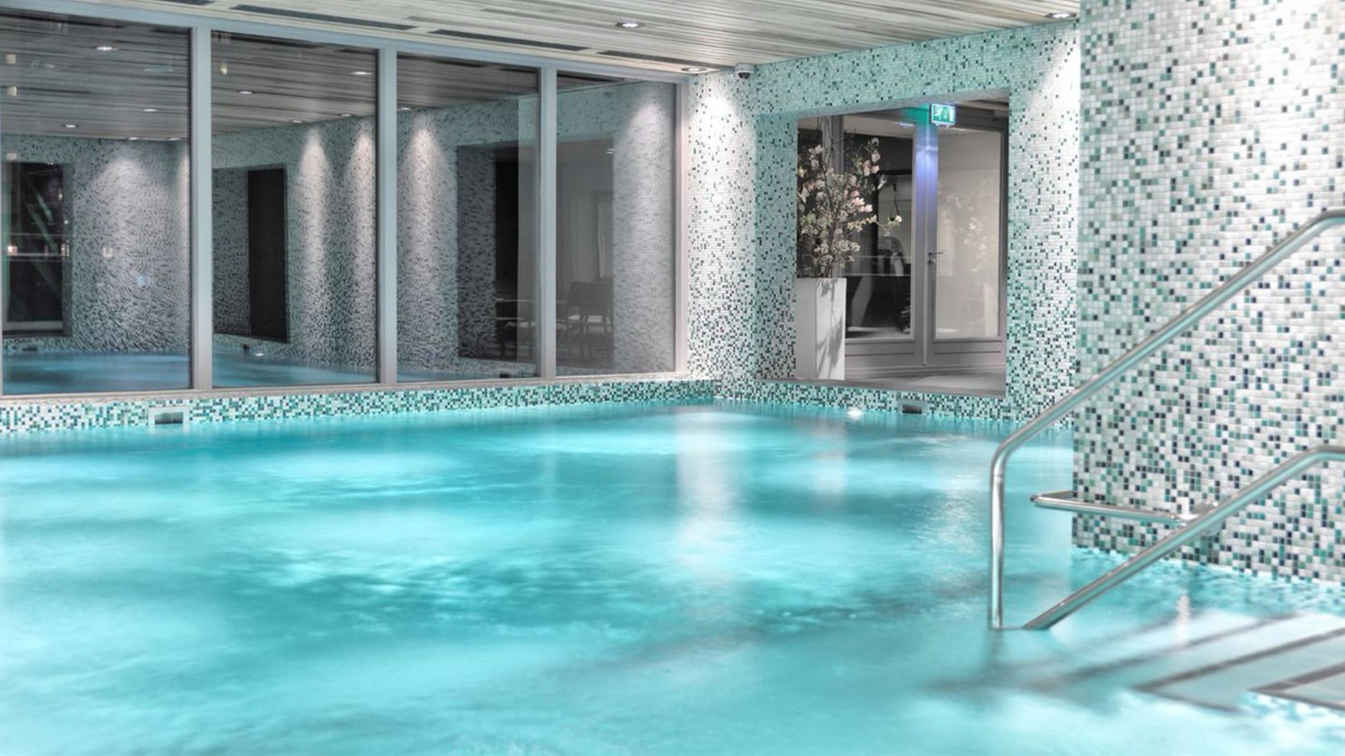 Dit is het appartement met zwembad en gym van voetballer Crysencio Summerville. Zie foto's 9