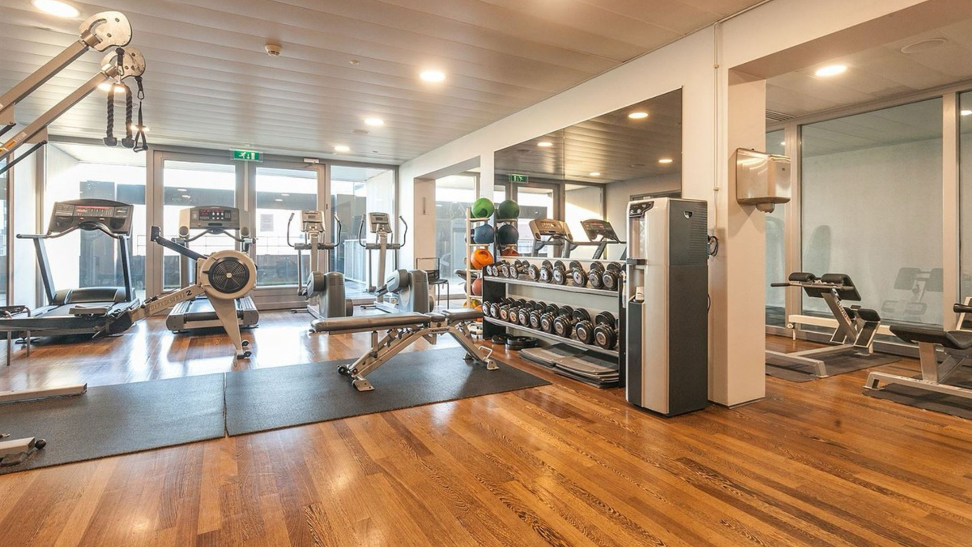 Dit is het appartement met zwembad en gym van voetballer Crysencio Summerville. Zie foto's 10