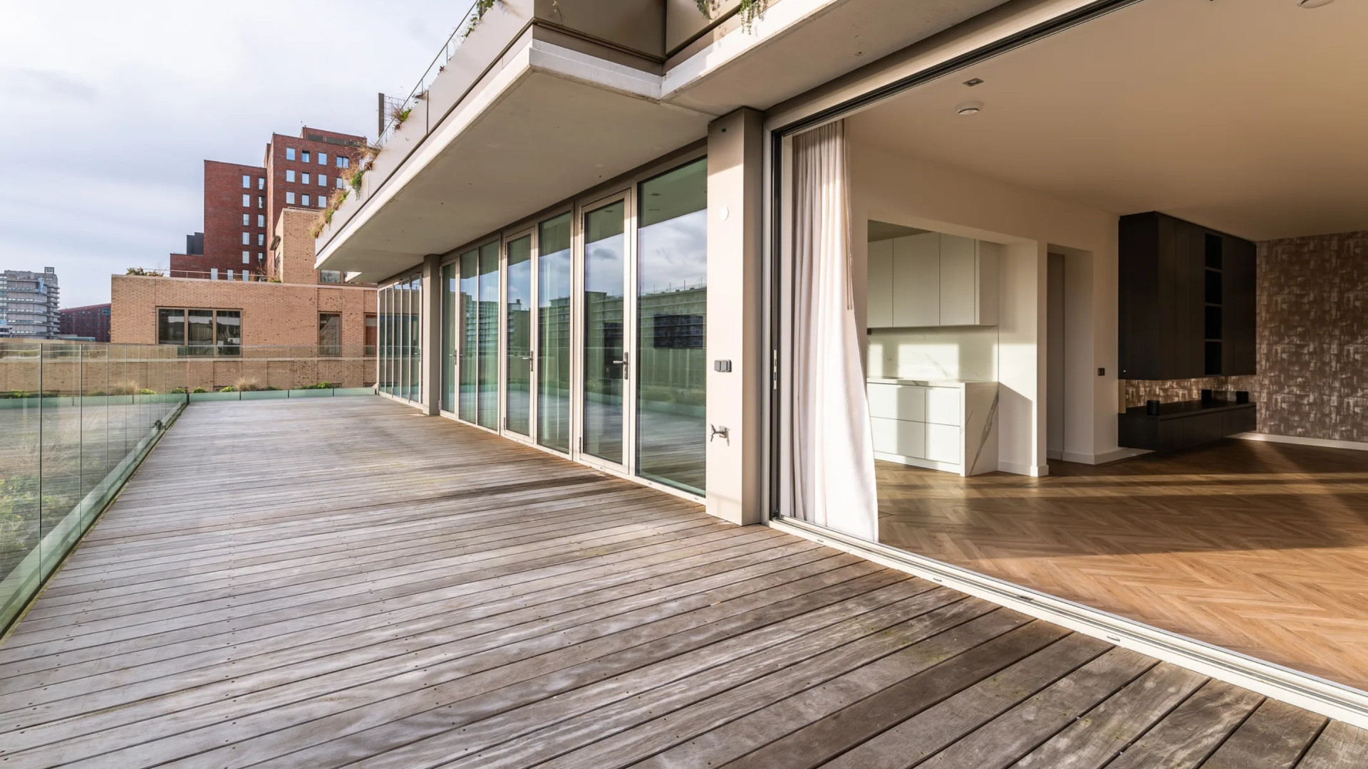 Gerard Joling zet zijn luxe appartement in Amsterdam te huur voor 6.500 euro per maand. Zie foto's 6