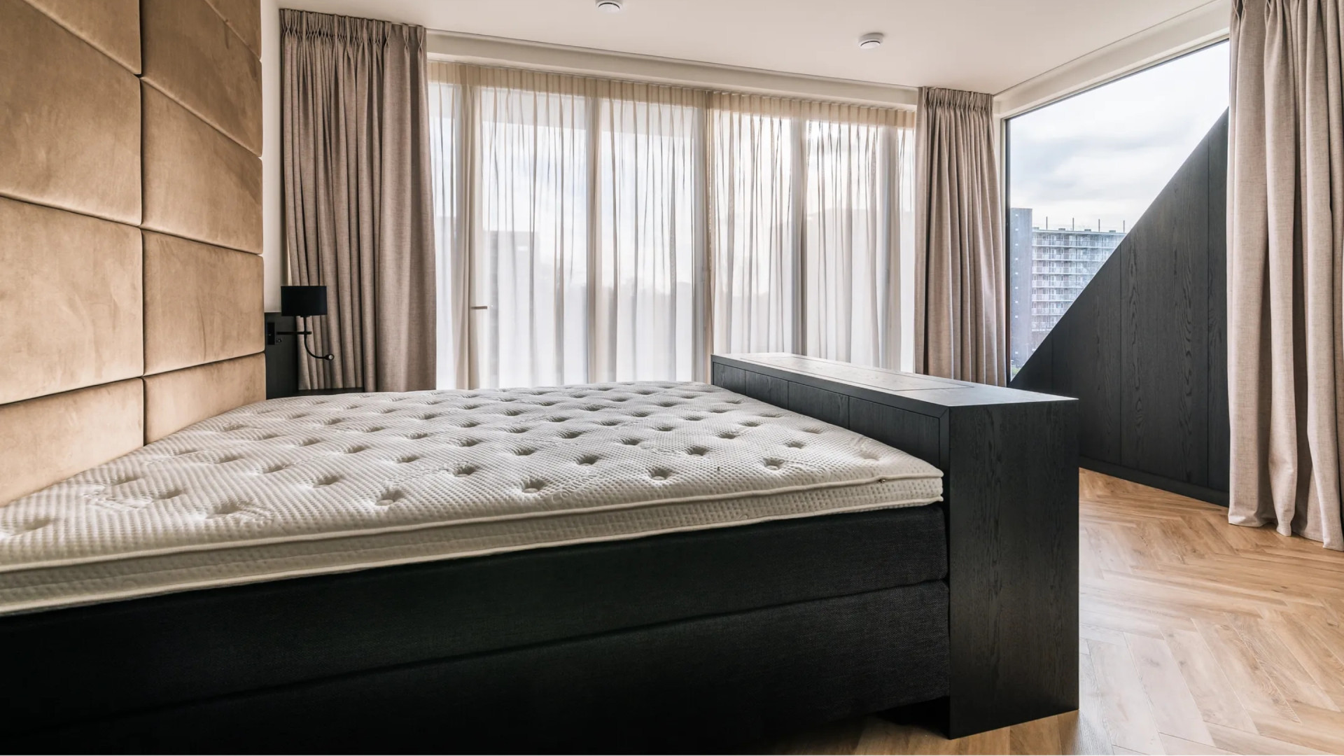 Gerard Joling zet zijn luxe appartement in Amsterdam te huur voor 6.500 euro per maand. Zie foto's 8