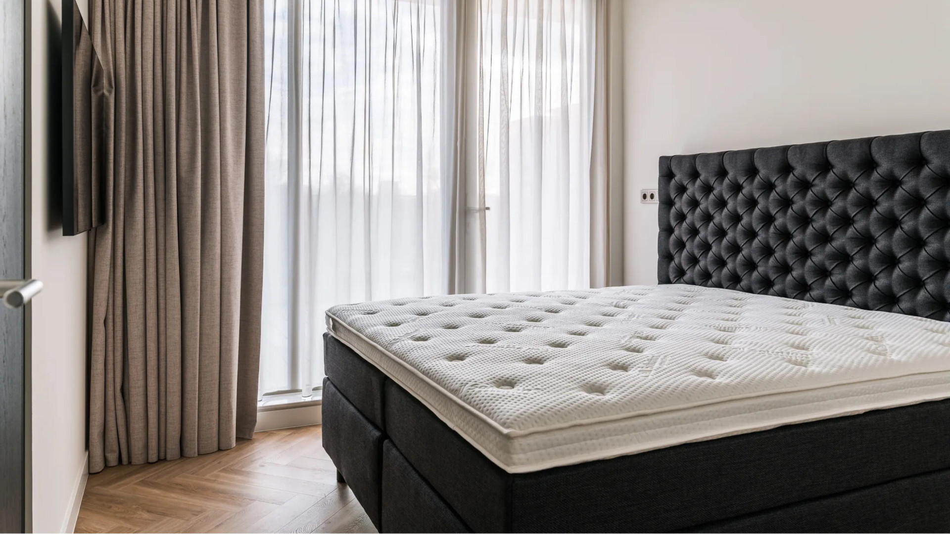 Gerard Joling zet zijn luxe appartement in Amsterdam te huur voor 6.500 euro per maand. Zie foto's 10